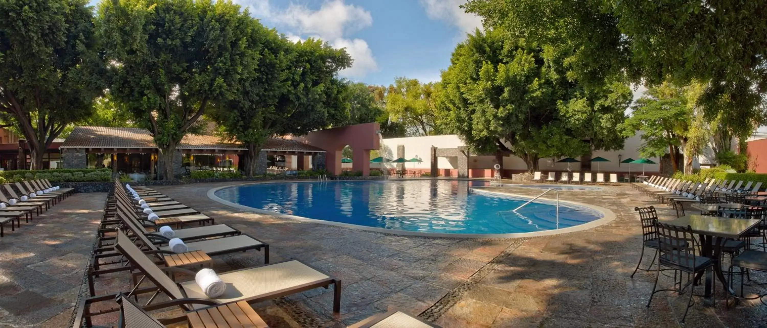 Swimming pool in Hacienda Jurica by Brisas