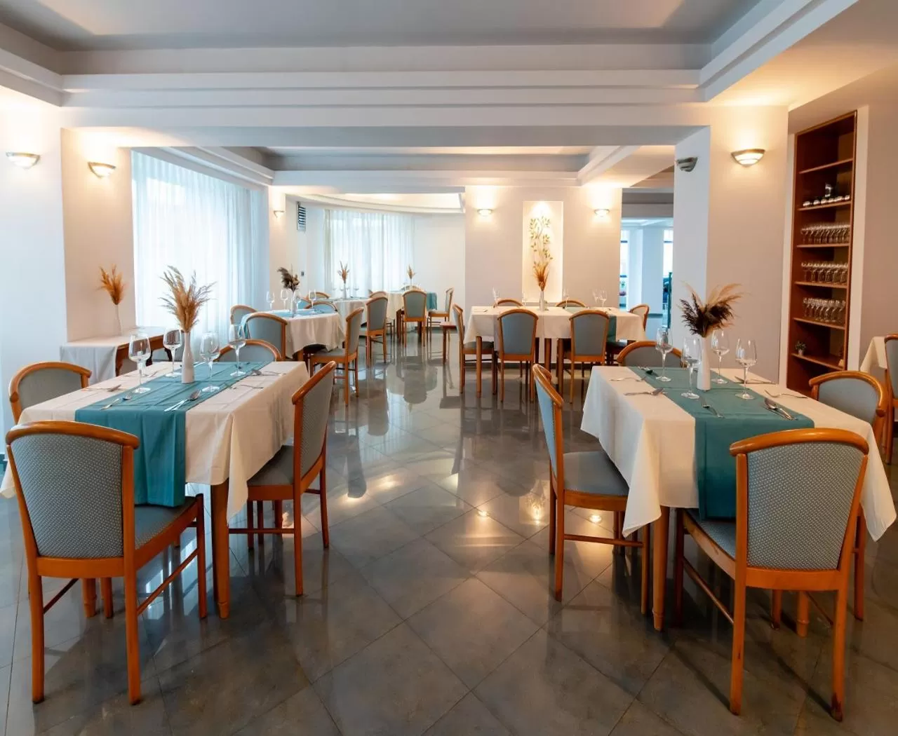 Restaurant/places to eat in Hotel Excelsior By TimHotels