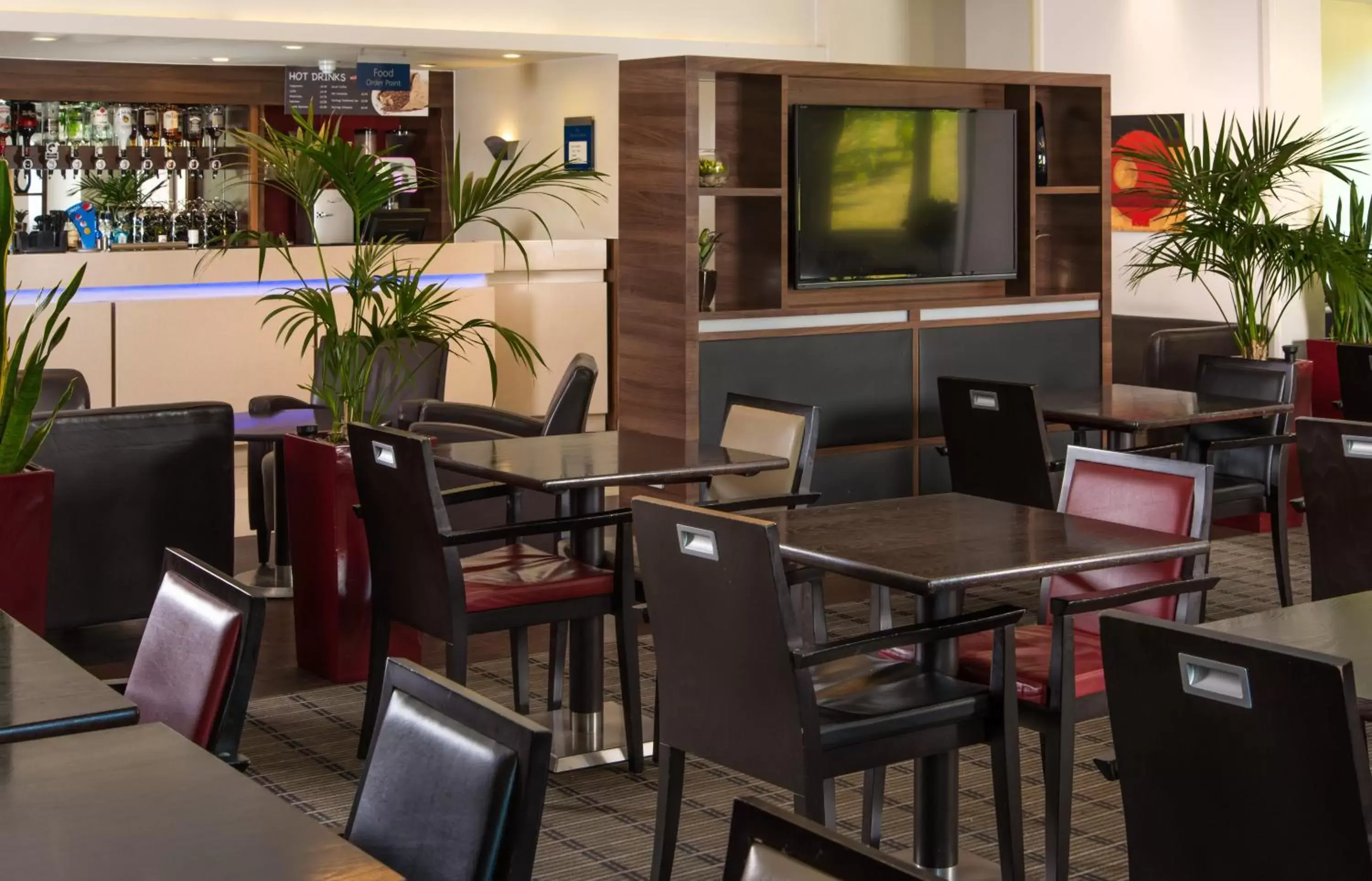 Lounge or bar in Holiday Inn Express London - Dartford, an IHG Hotel Lounge or bar in Holiday Inn Express London - Dartford, an IHG Hotel