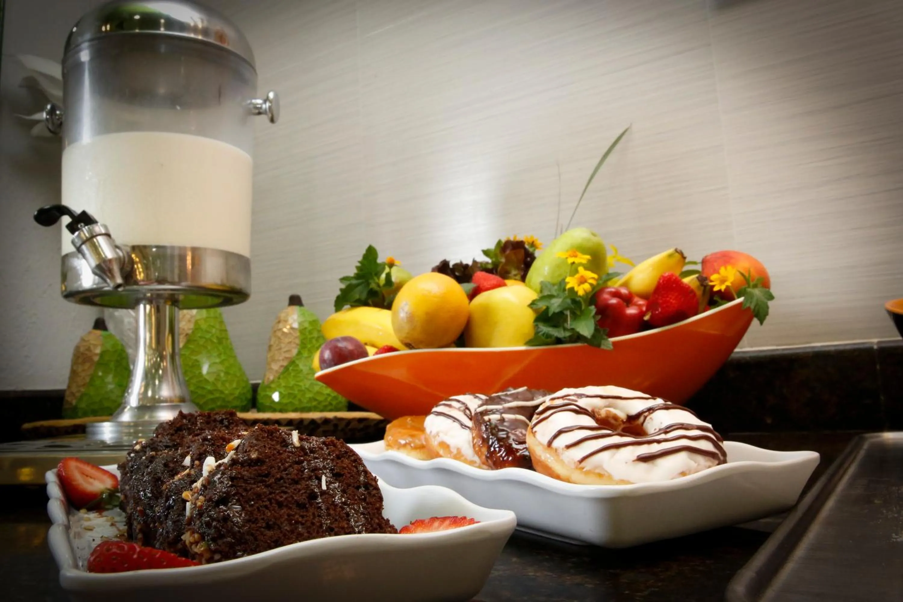 Food and drinks in CHN Hotel Monterrey Norte, Trademark Collection by Wyndham