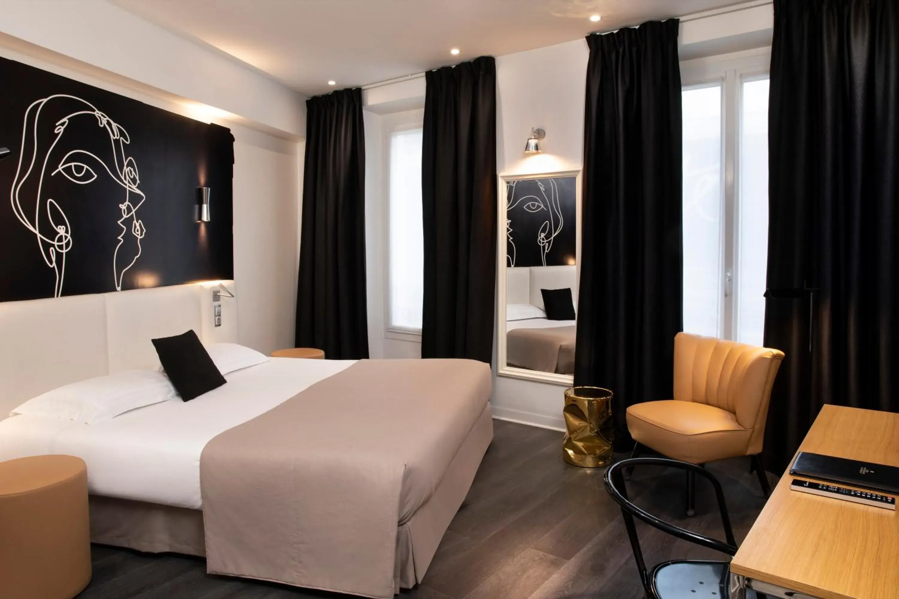 Photo of the whole room in Hotel Montparnasse Saint Germain