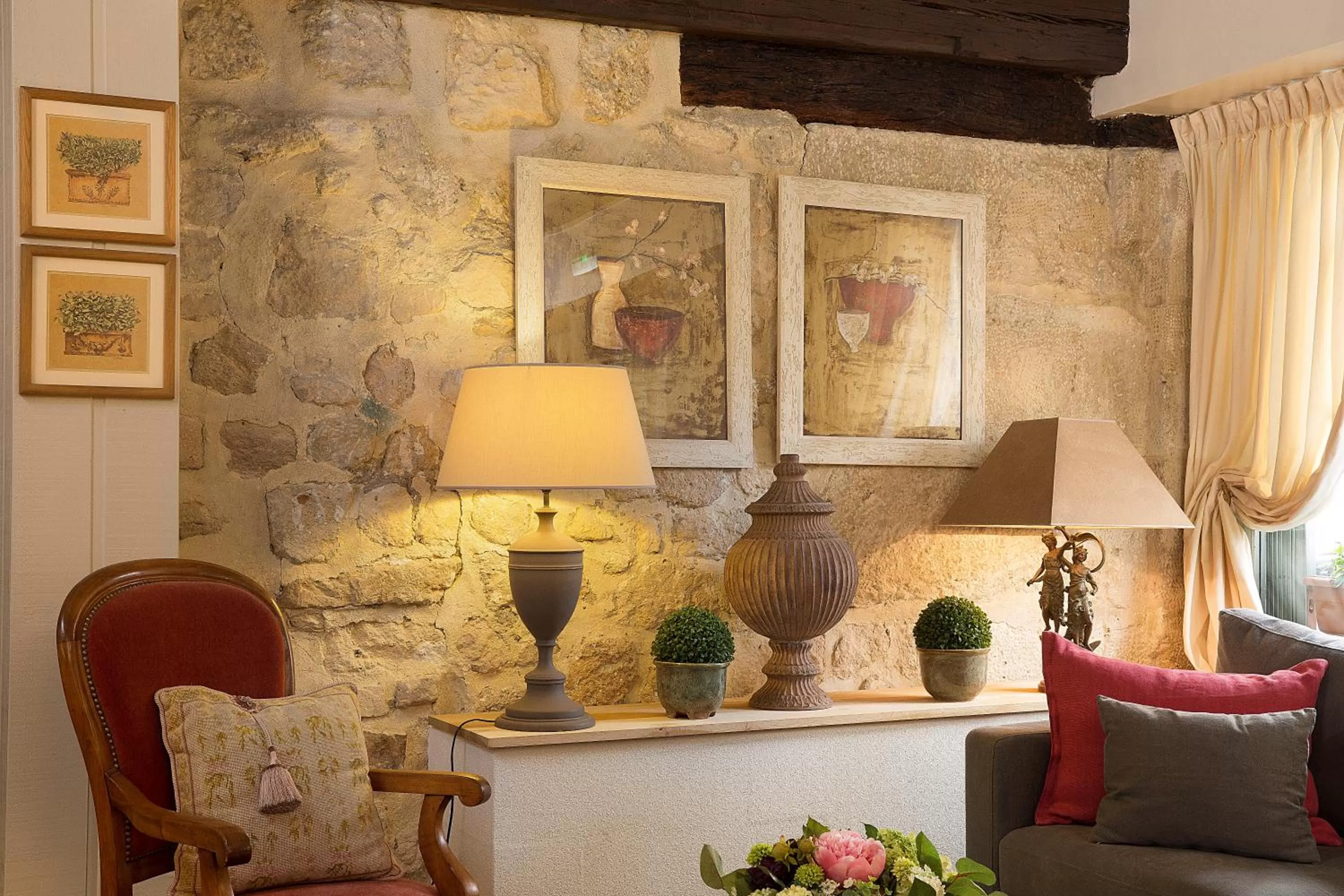 Seating area in Hôtel du Cygne Paris