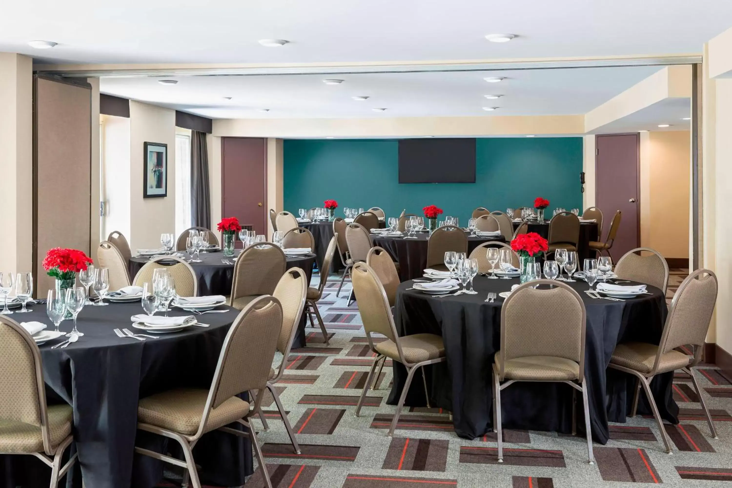 Meeting/conference room, Restaurant/Places to Eat in Four Points by Sheraton Buffalo Grove