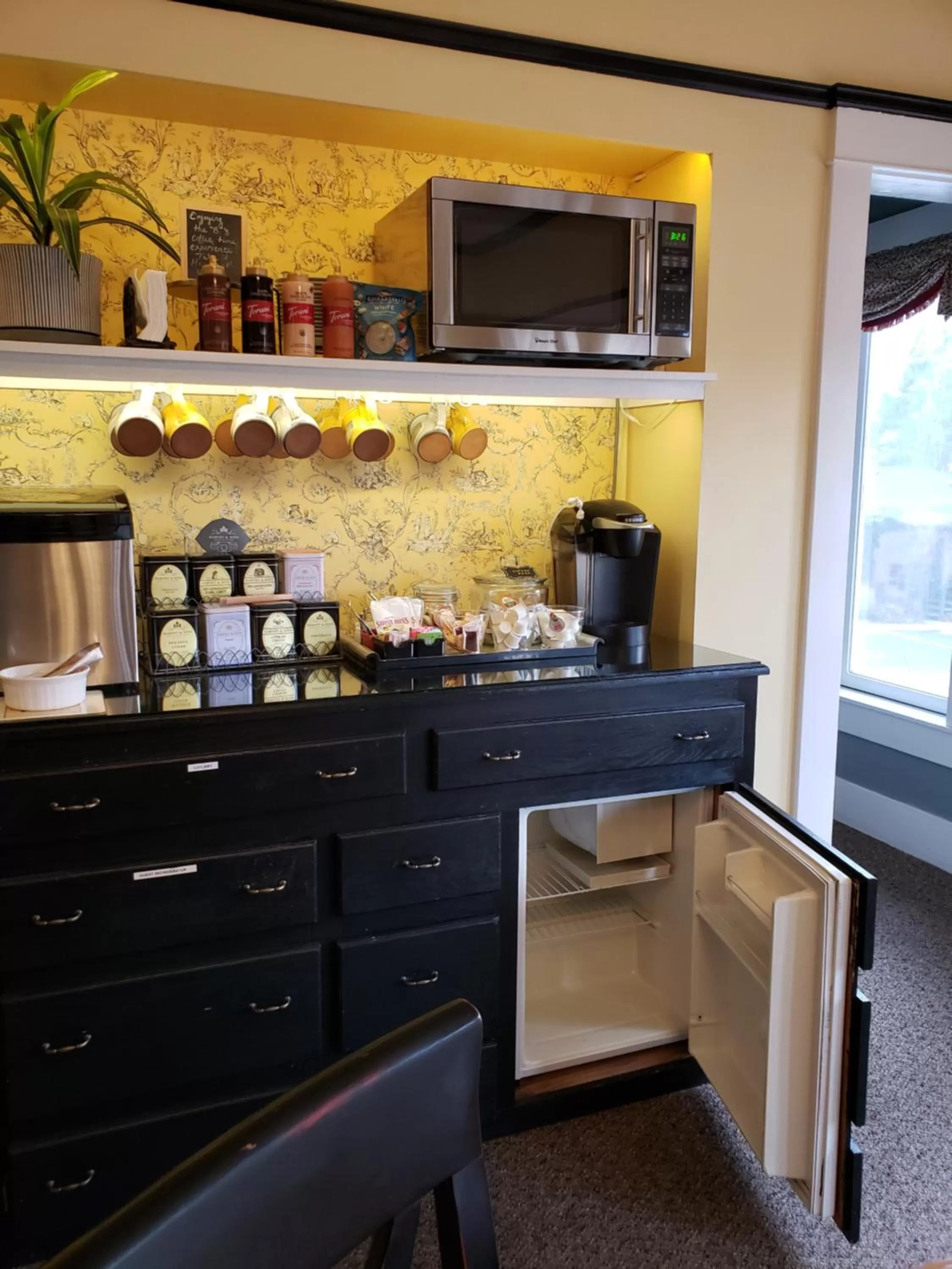 Coffee/tea facilities in Bayberry Inn B&B and Oregon Wellness Retreat