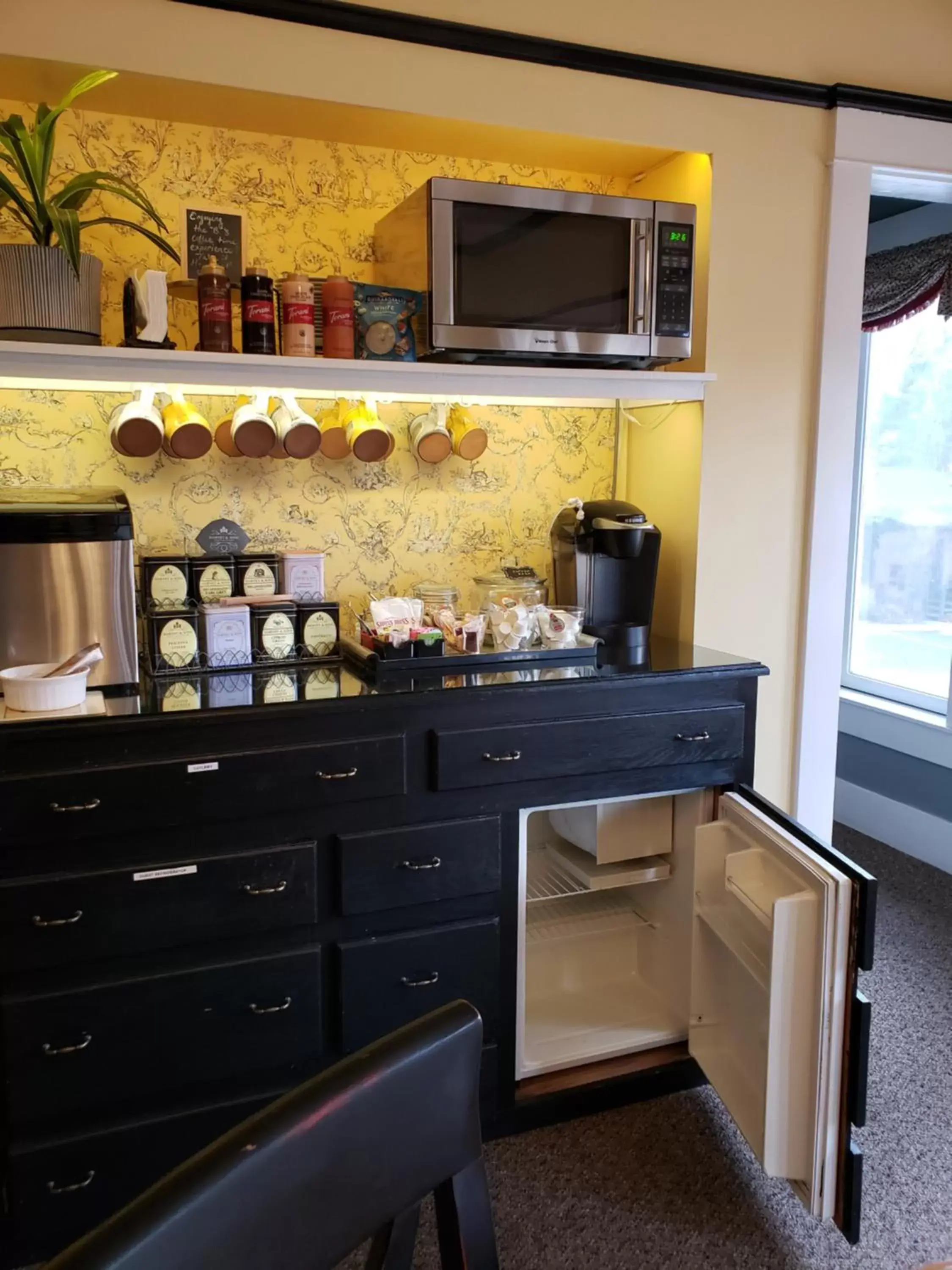 Coffee/tea facilities, Kitchen/Kitchenette in Bayberry Inn B&B and Oregon Wellness Retreat