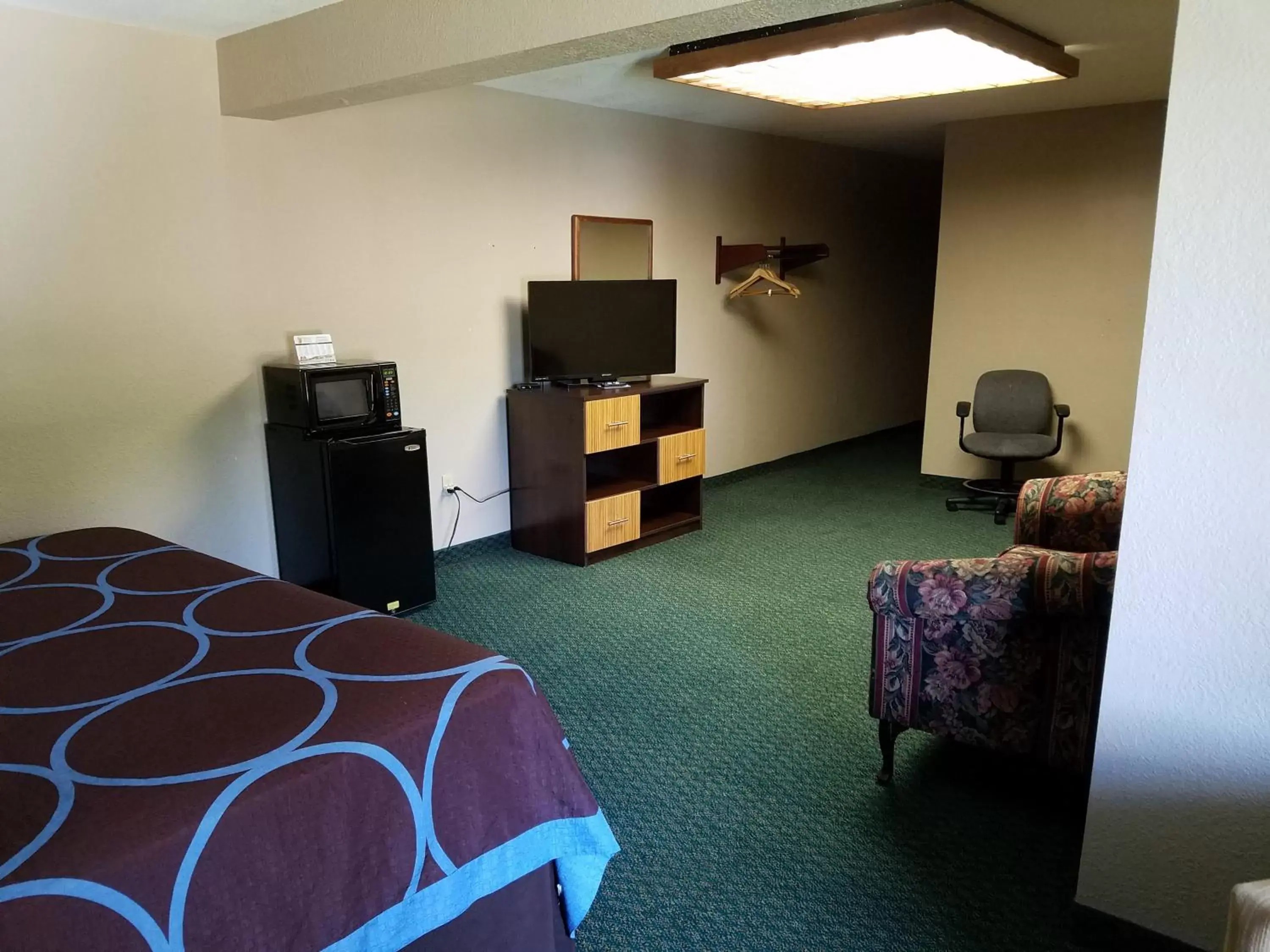 TV and multimedia, Room Photo in Super 8 by Wyndham Bentonville