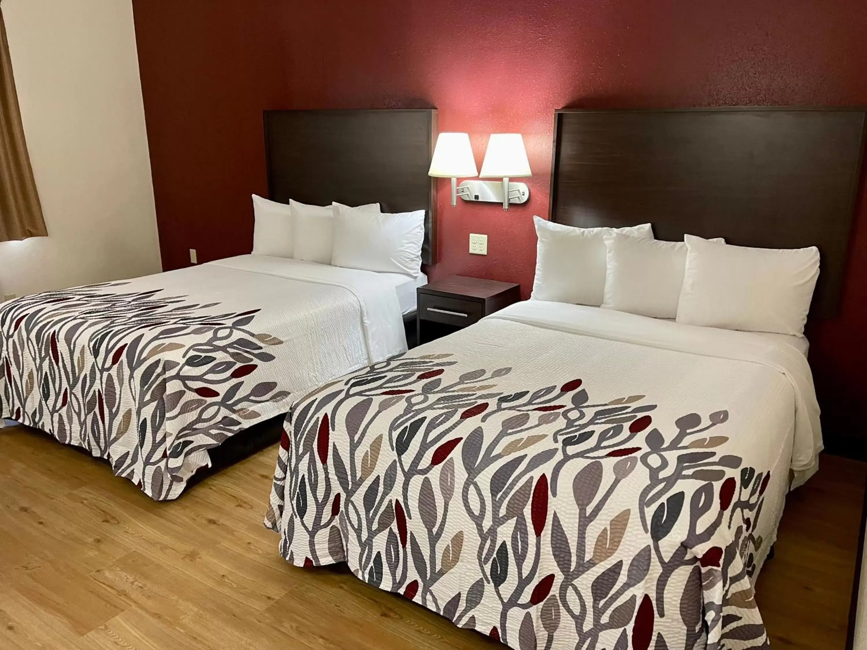 Photo of the whole room, Bed in Red Roof Inn Sandusky - Milan