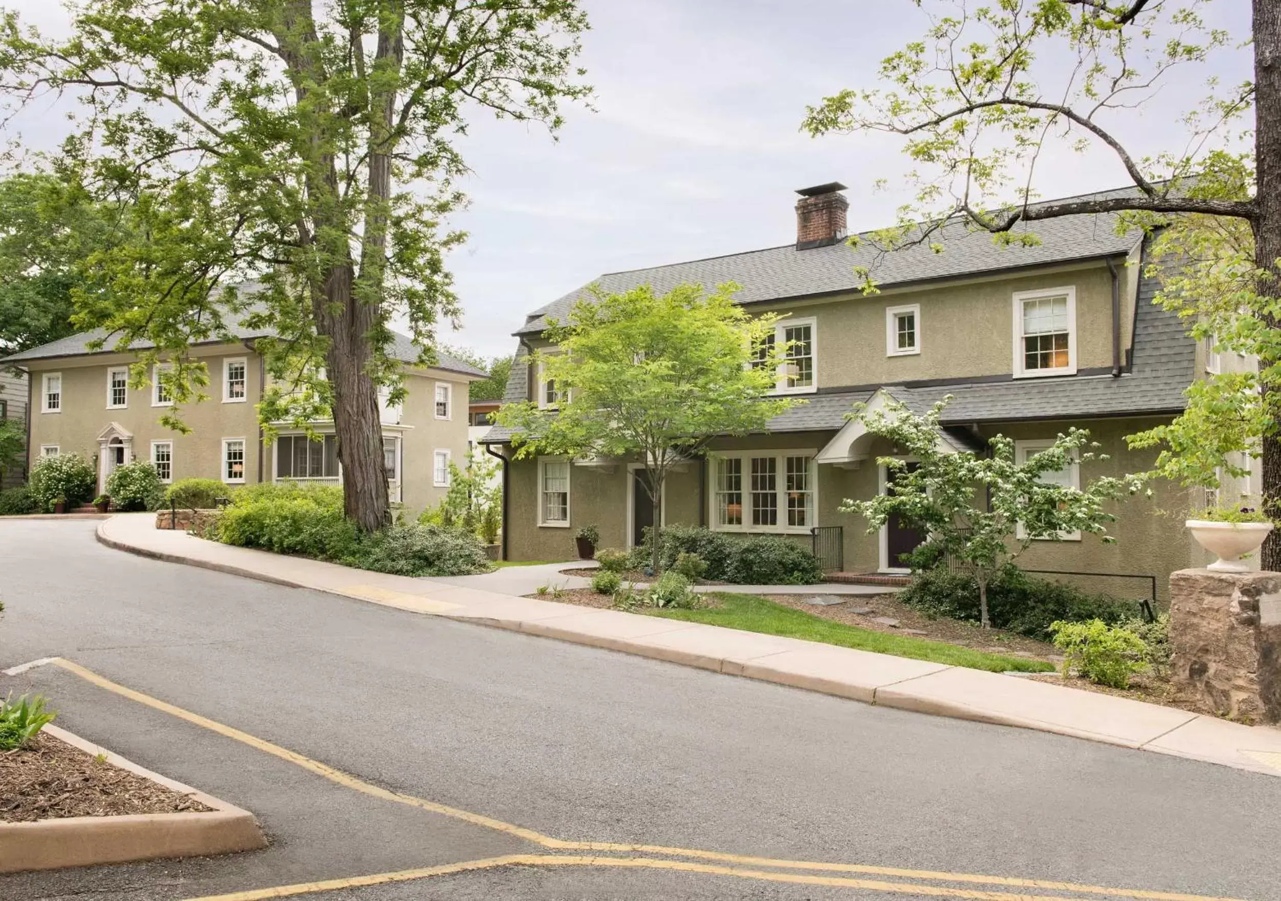 Property Building in Oakhurst Inn