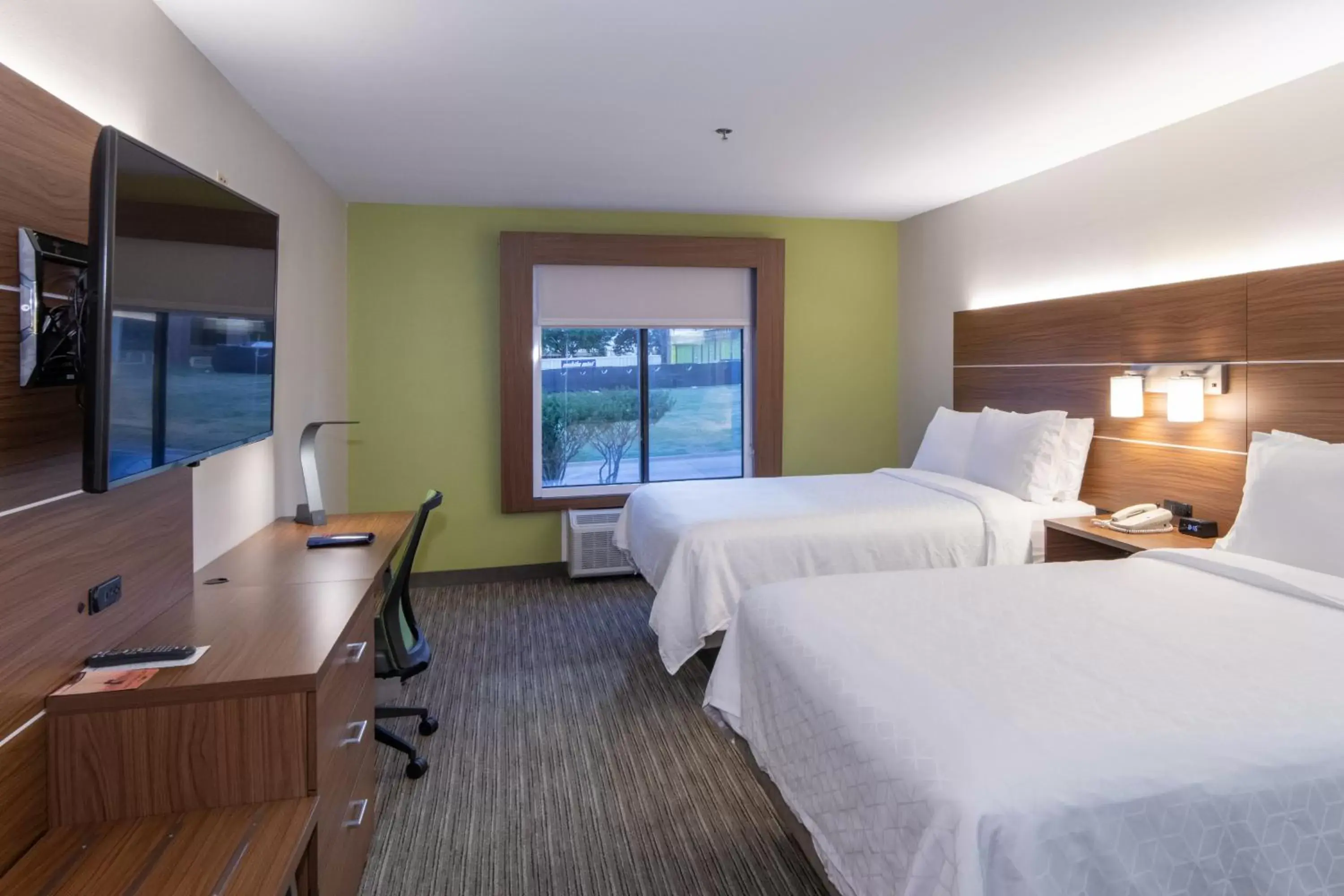 Photo of the whole room in Holiday Inn Express Arlington Interstate 20 Parks Mall, an IHG Hotel