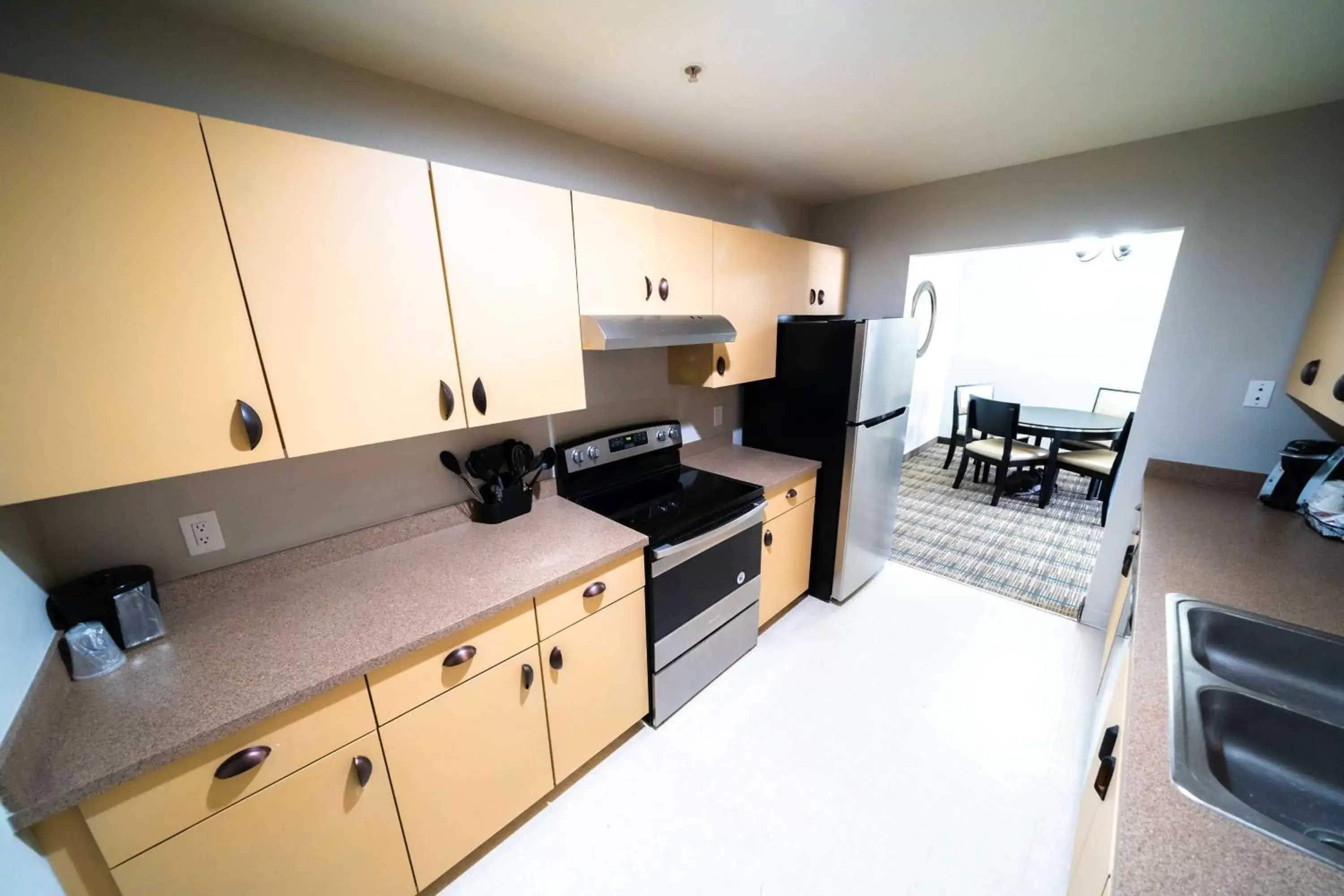 Photo of the whole room, Kitchen/Kitchenette in Best Western Brigham City Inn & Suites