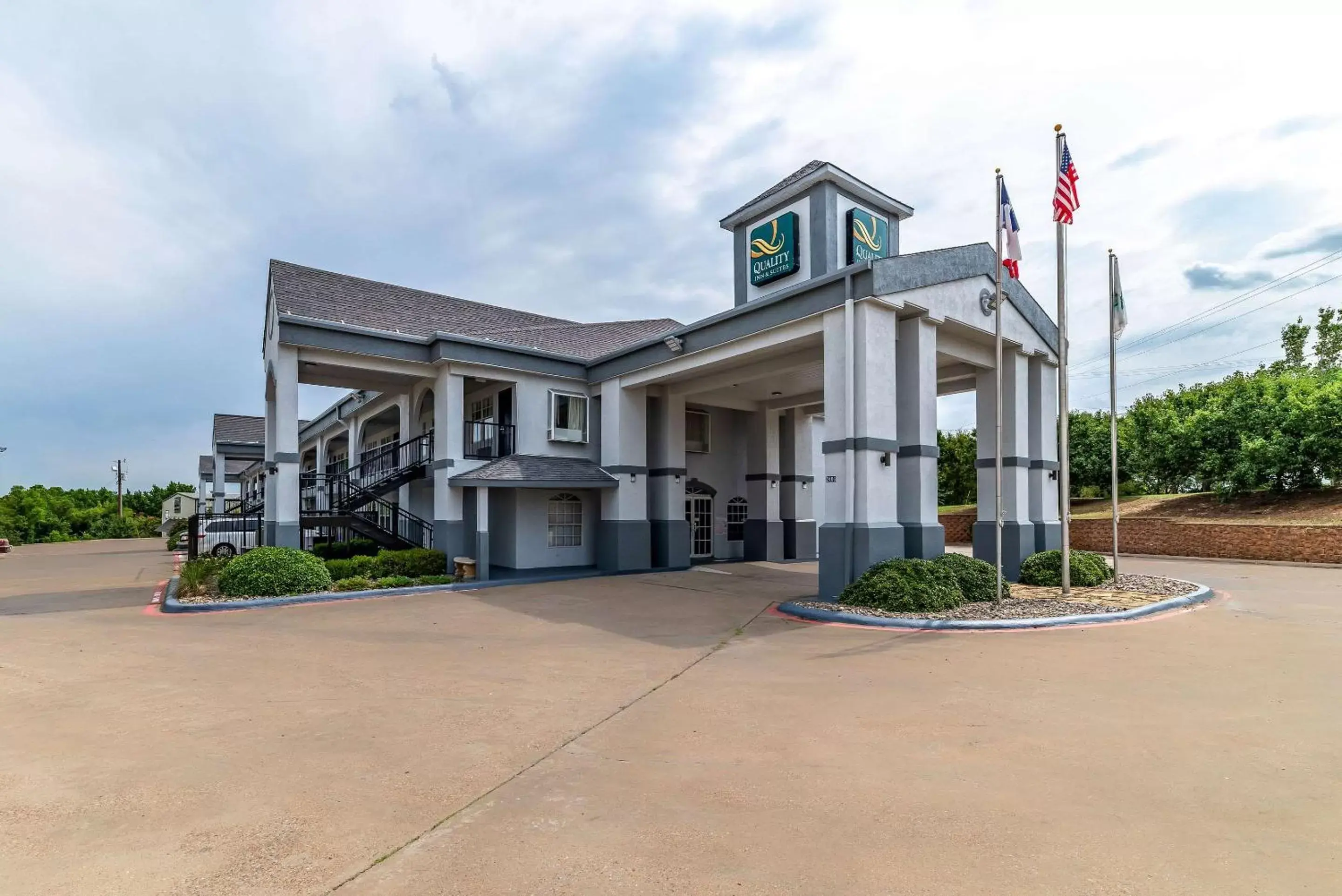 Property Building in Quality Inn & Suites Canton
