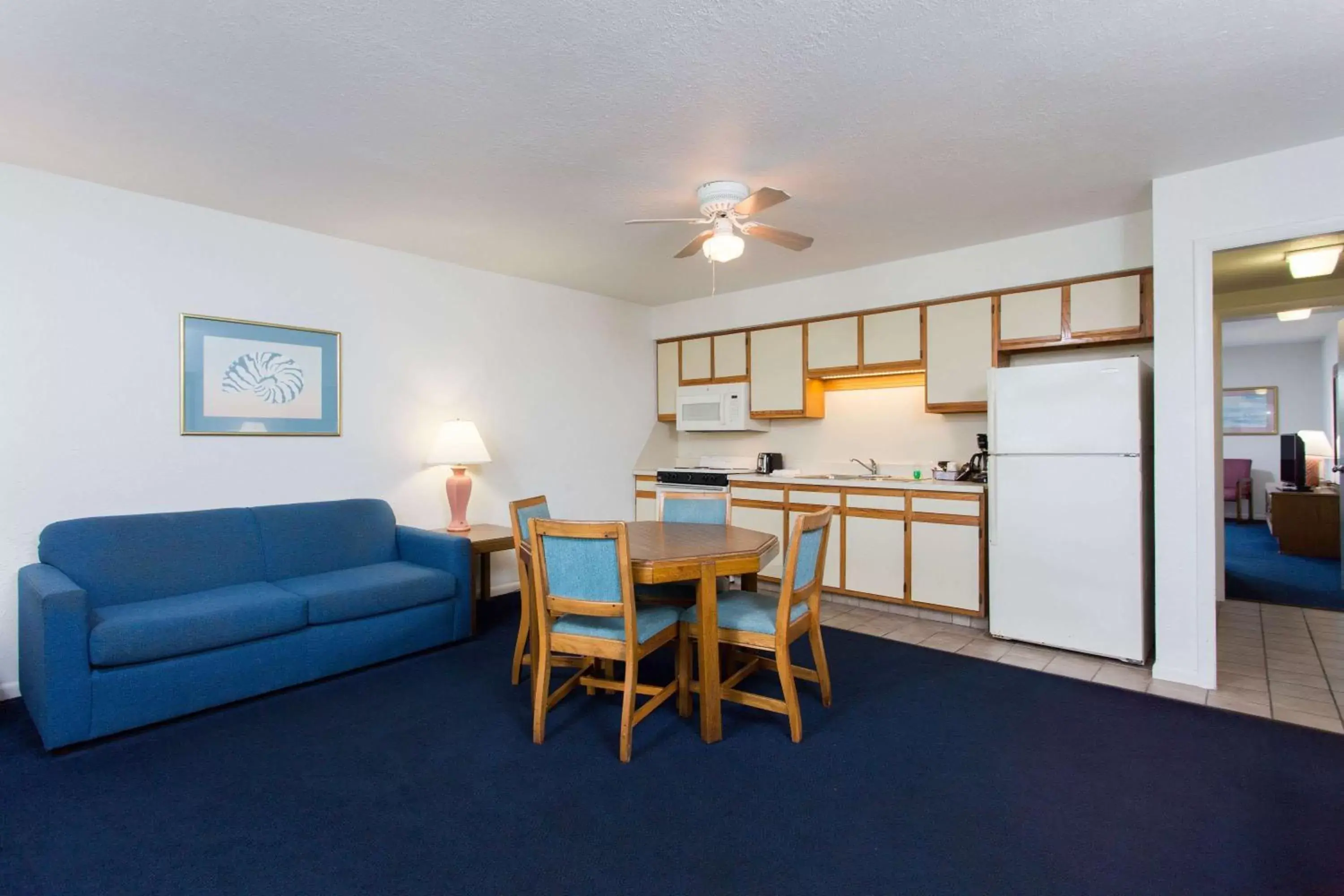 Kitchen or kitchenette, Dining Area in Mariner Inn And Suites
