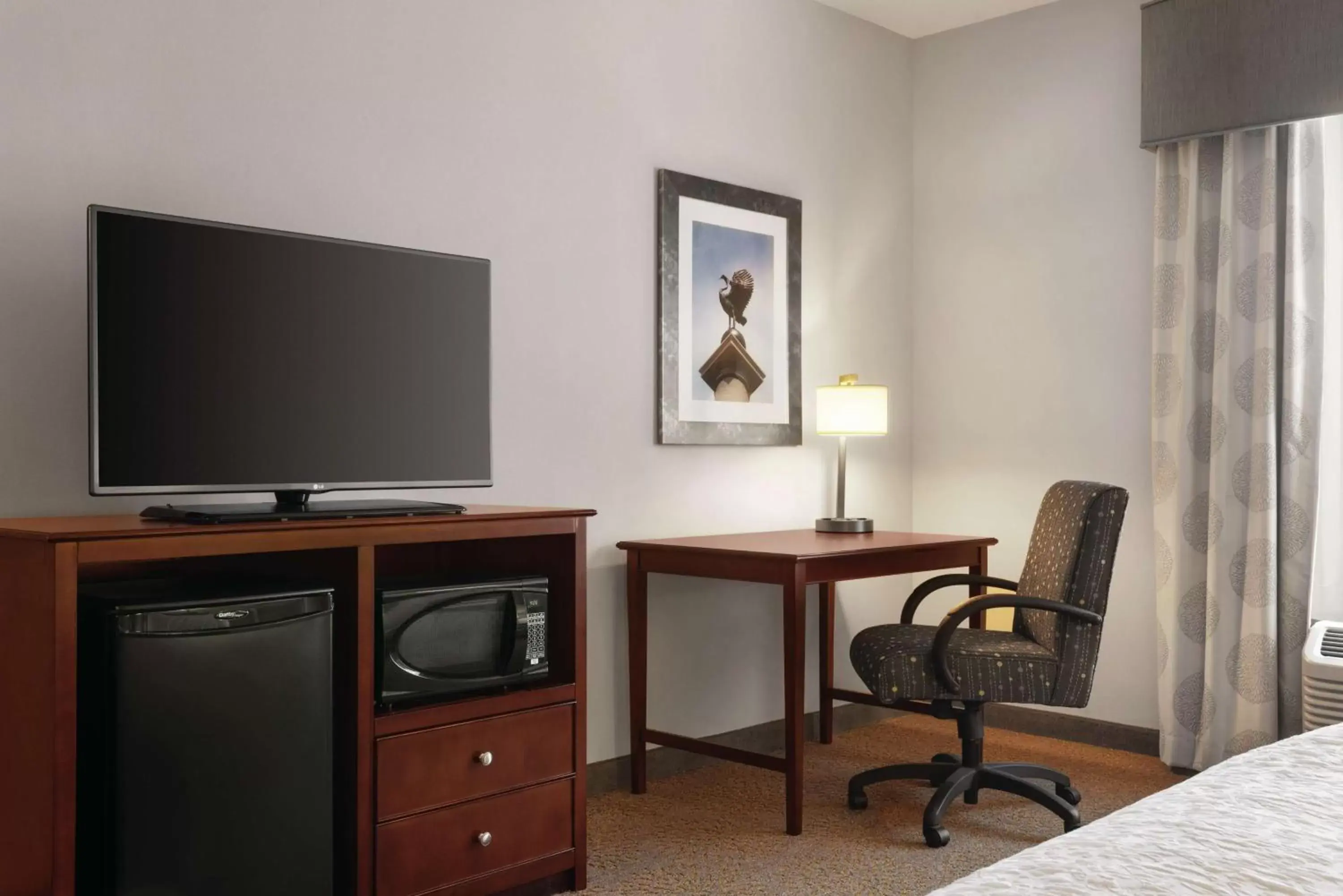 Bedroom, TV/Entertainment Center in Hampton Inn & Suites Mishawaka/South Bend at Heritage Square