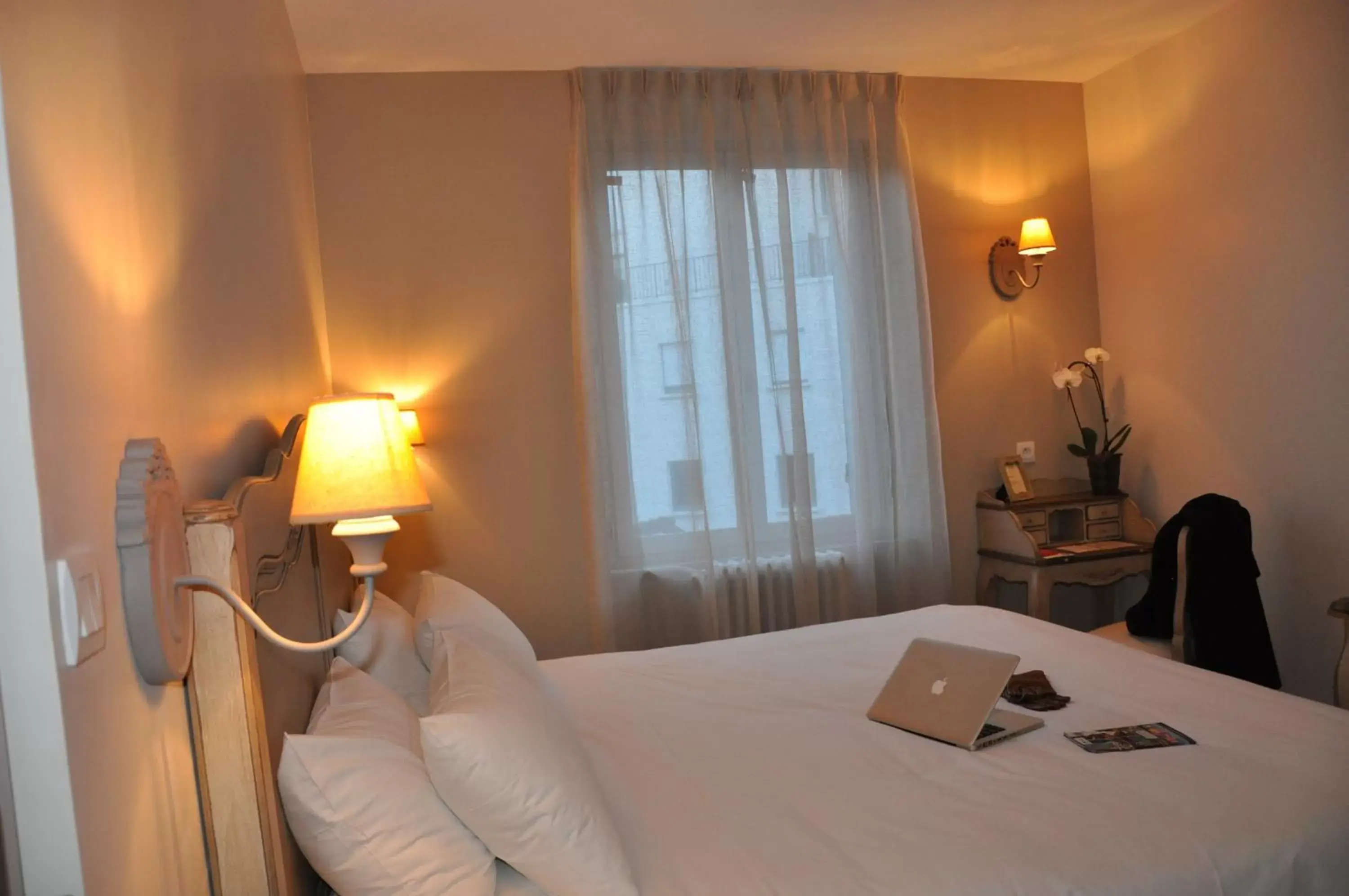 Photo of the whole room, Bed in The Originals Boutique, Hôtel Les Poèmes de Chartres (Inter-Hotel)