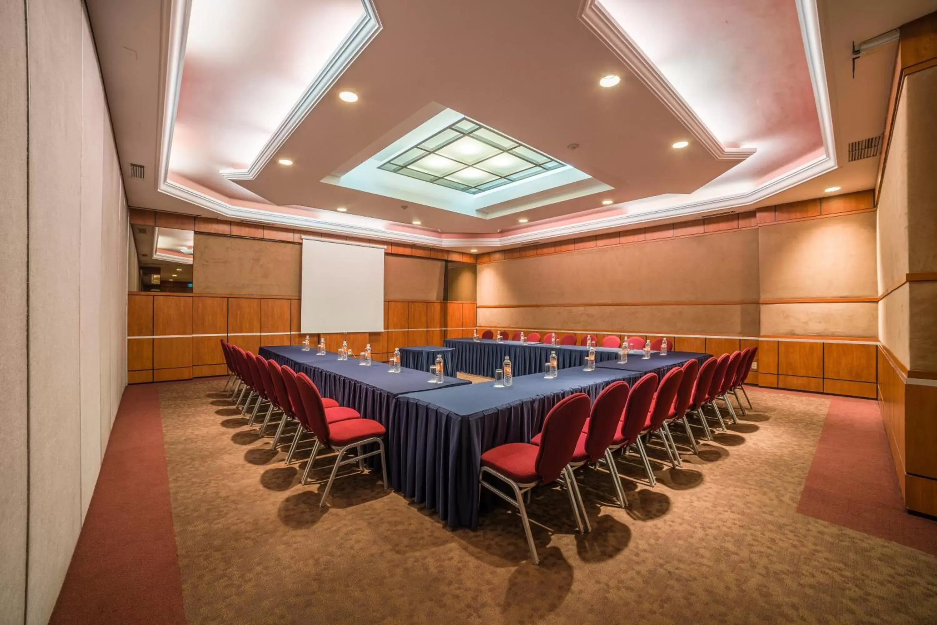 Meeting/conference room in Holiday Inn Guadalajara Expo Plaza del Sol, an IHG Hotel