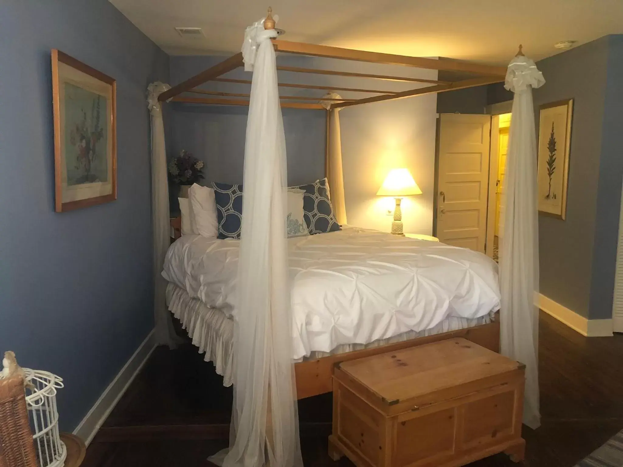 Bed in The Inn at Union Pier