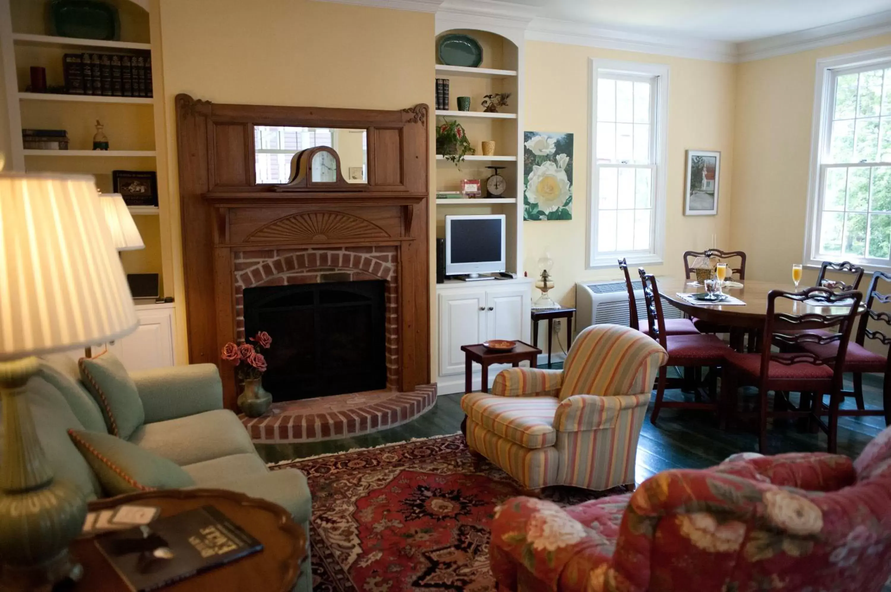 Communal lounge/ TV room, Seating Area in Green Tree Inn