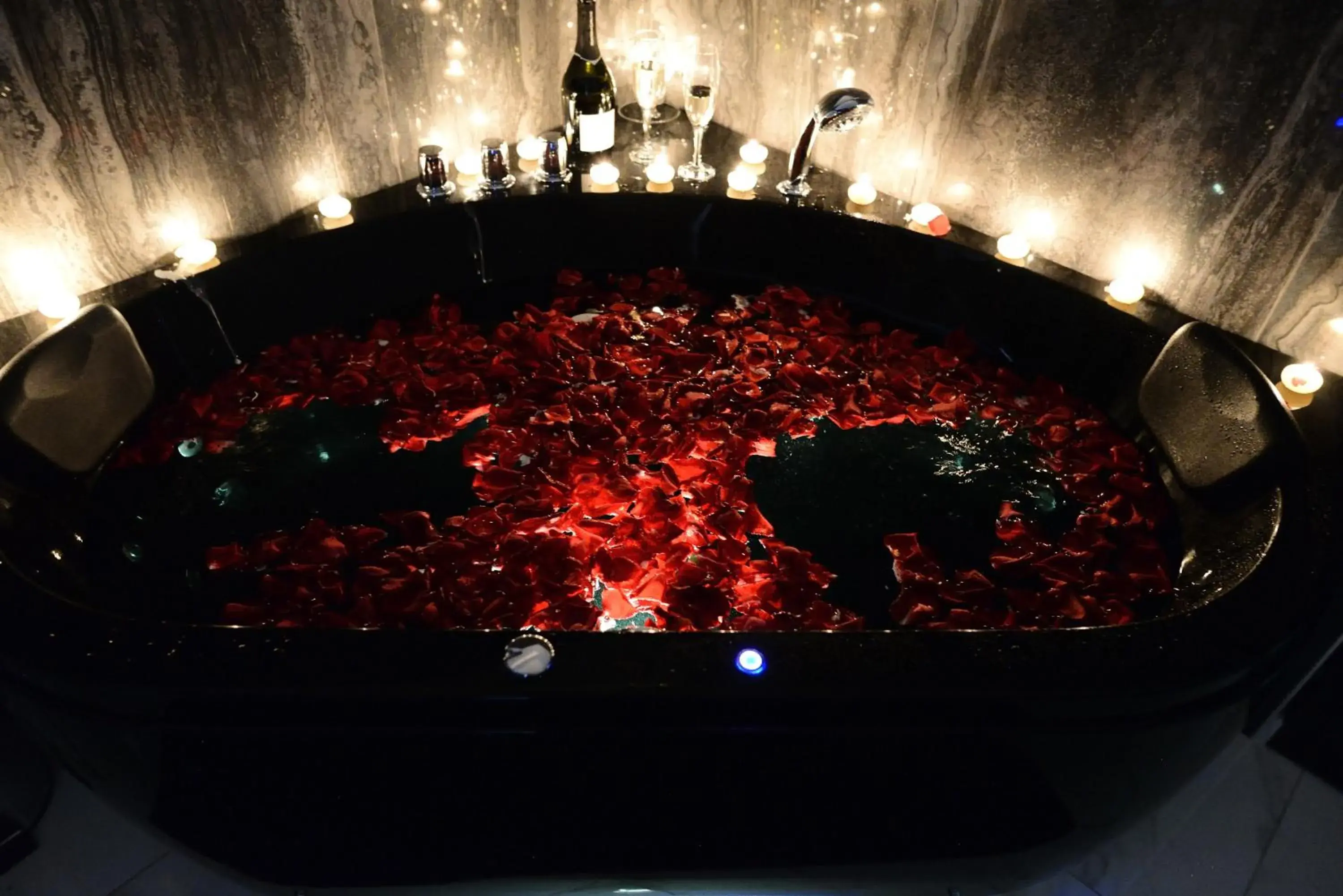 Hot Tub in Gregorio VII Luxury Suites San Damaso