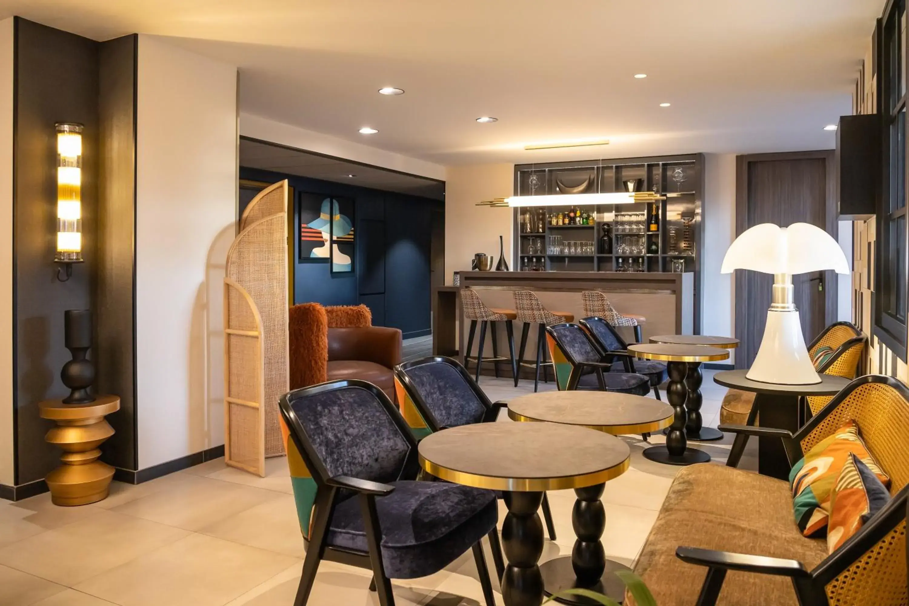 Lounge or bar in ibis Styles Saint-Quentin Lounge or bar in ibis Styles Saint-Quentin