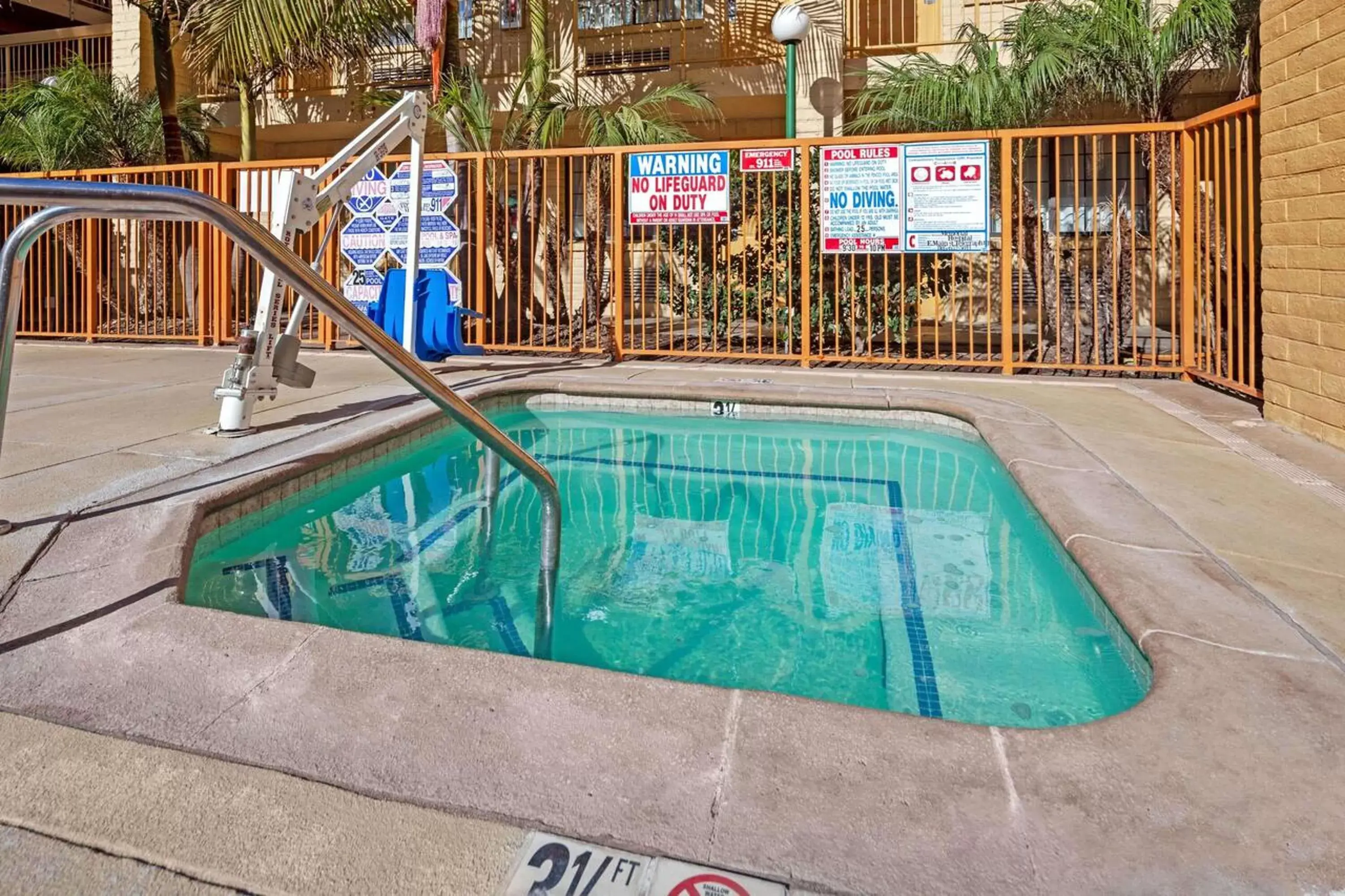 Hot Tub, Swimming Pool in La Quinta Inn by Wyndham Ventura