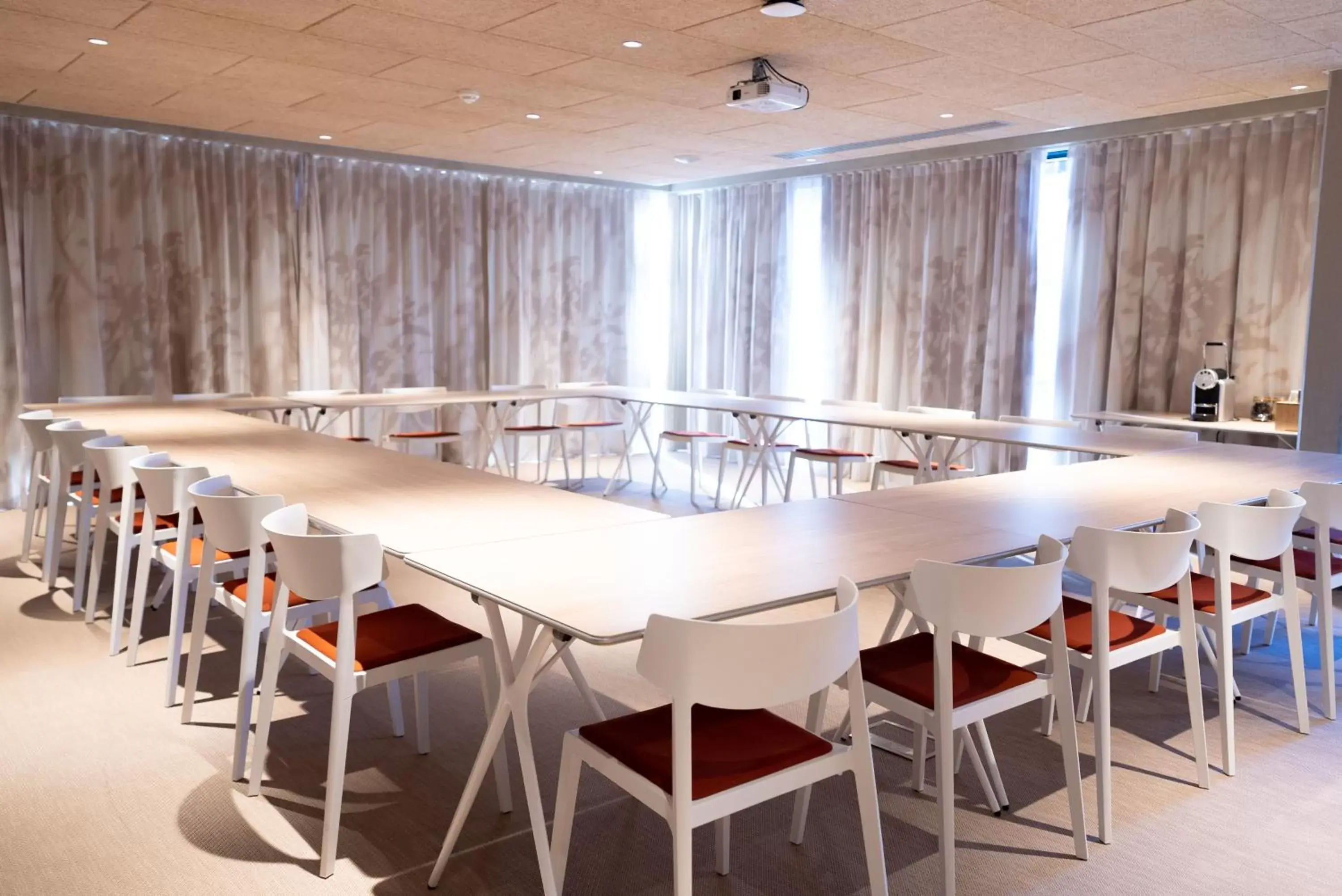 Meeting/conference room in ibis Styles Montauban