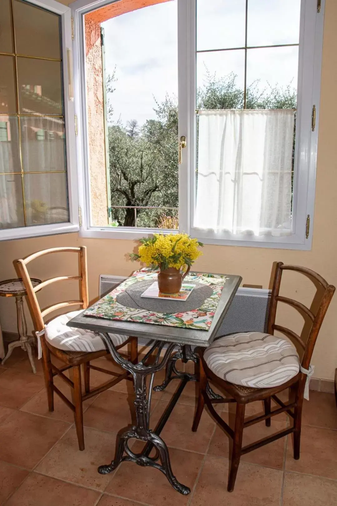 Dining area in Le Clos des Oliviers