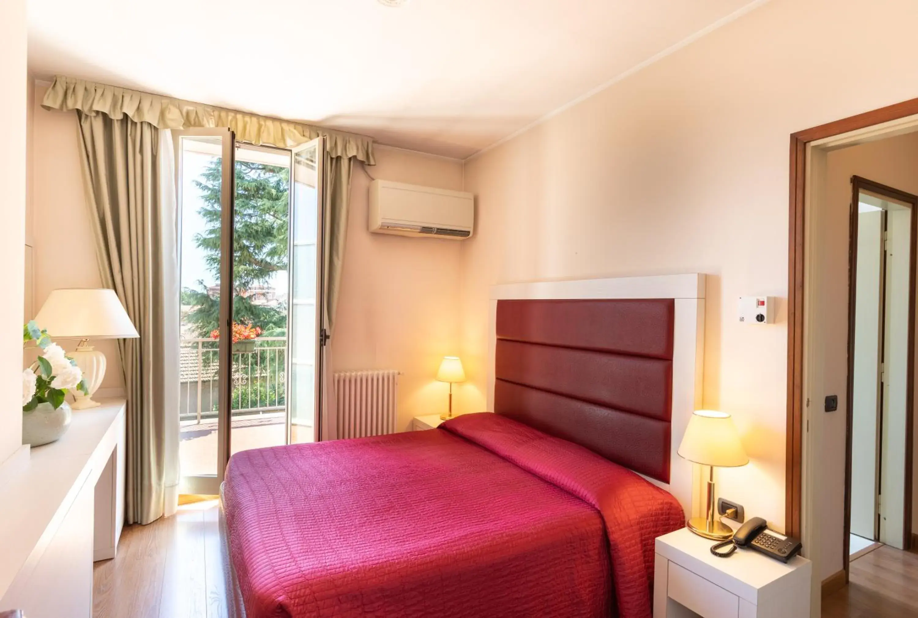 Photo of the whole room, Bed in Hotel Dei Tigli