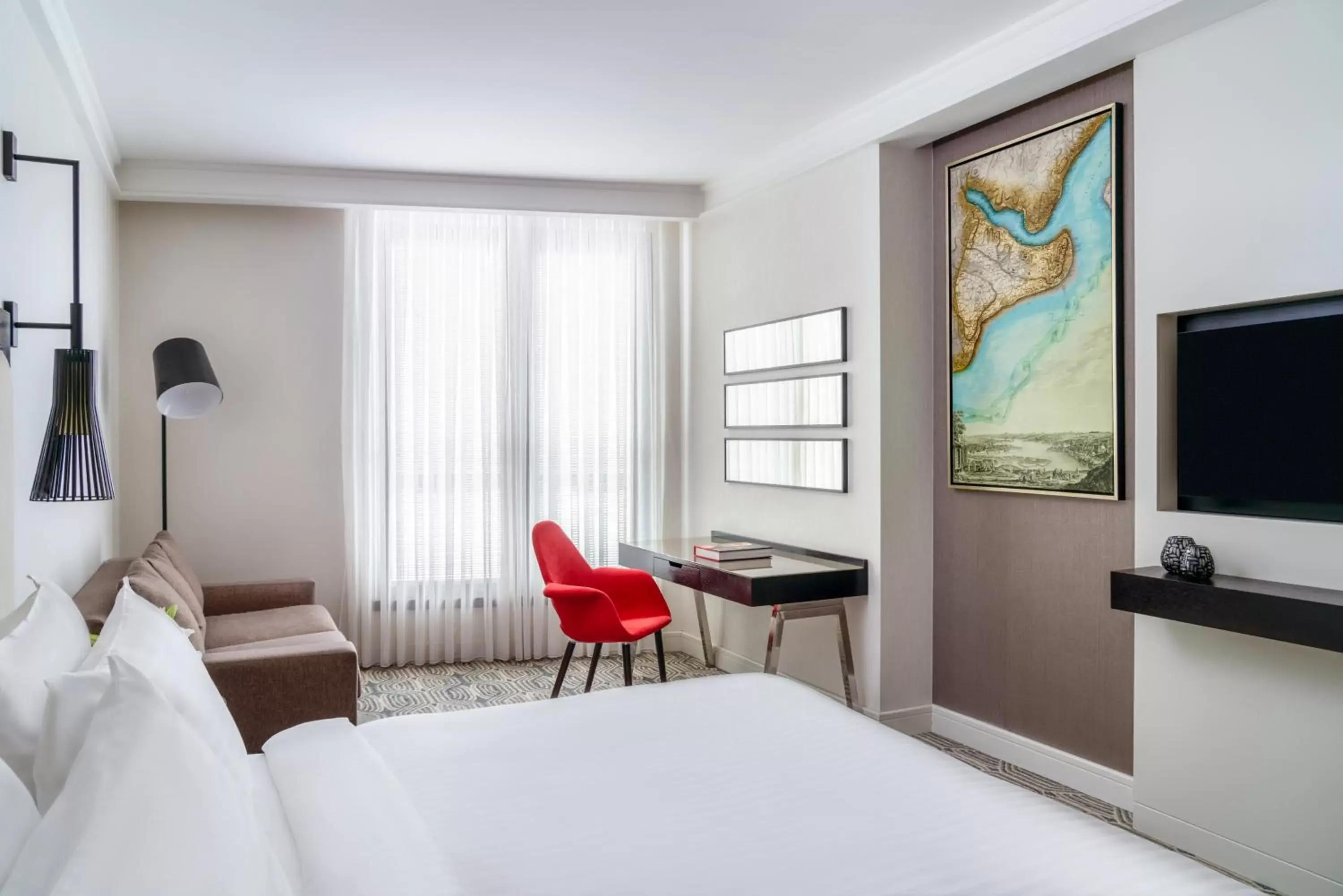 Communal lounge/ TV room, Bed in Mövenpick Istanbul Hotel Golden Horn