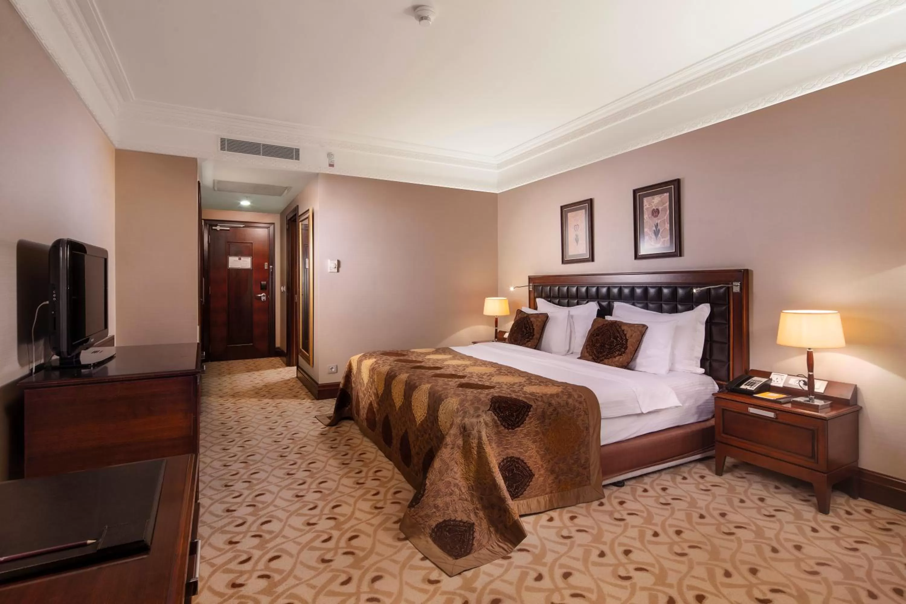 Bedroom, Bed in Crowne Plaza Istanbul Asia by IHG