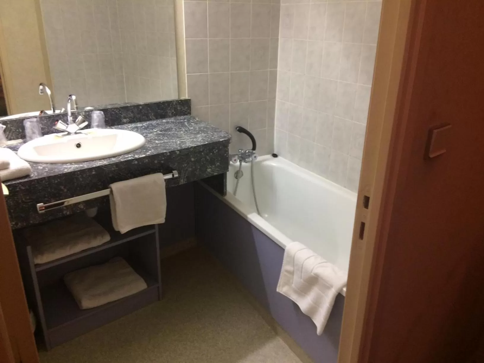 Bathroom in Le CESAR HOTEL