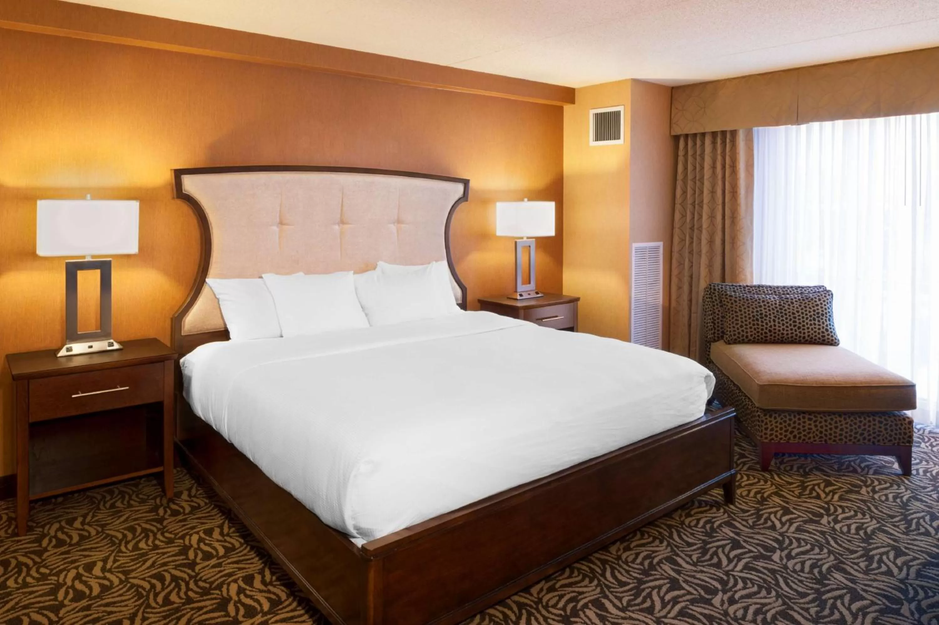 Bedroom, Bed in DoubleTree by Hilton Bay City - Riverfront