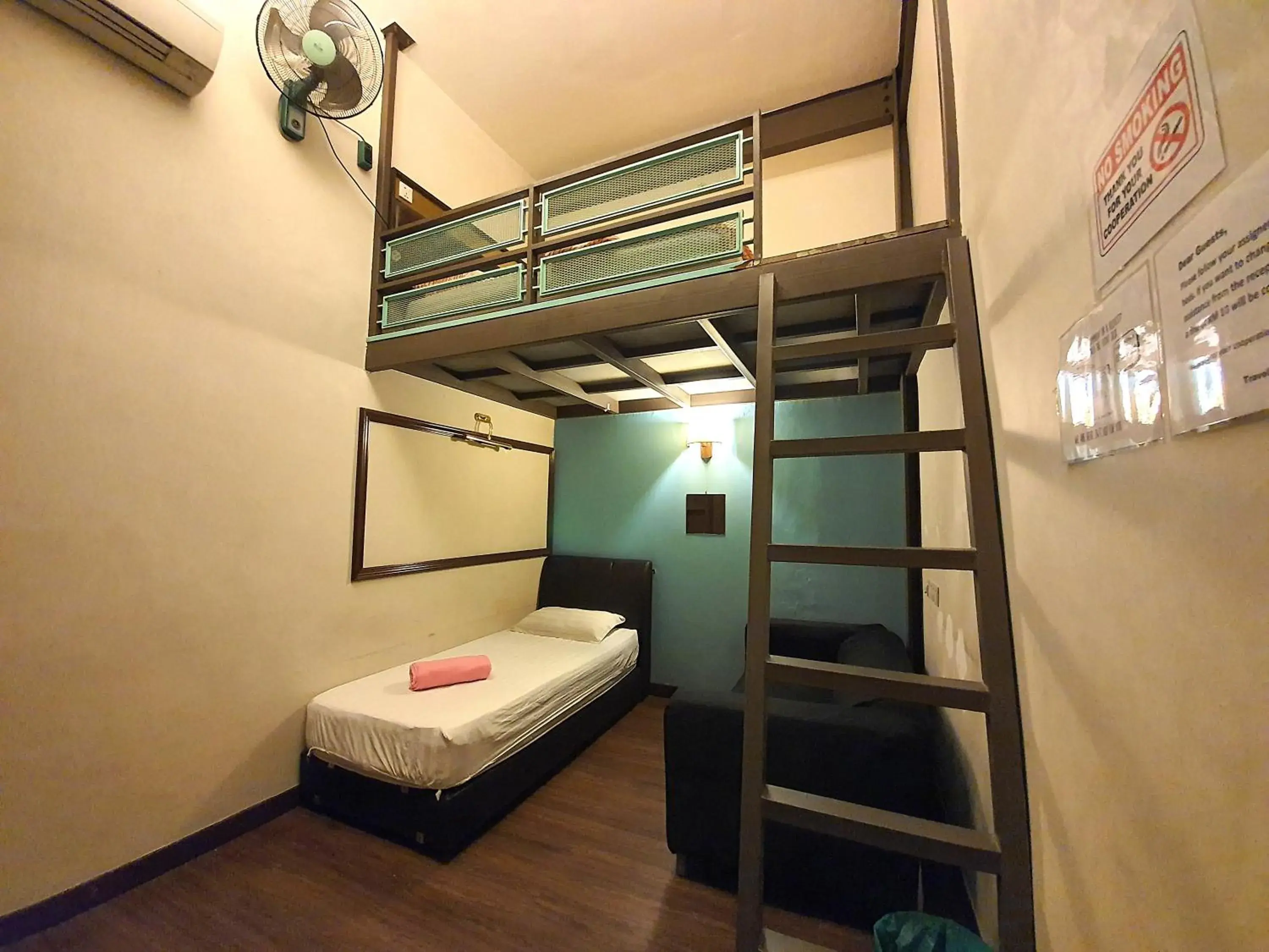 Photo of the whole room, Bunk Bed in Travel Hub Hightstreet