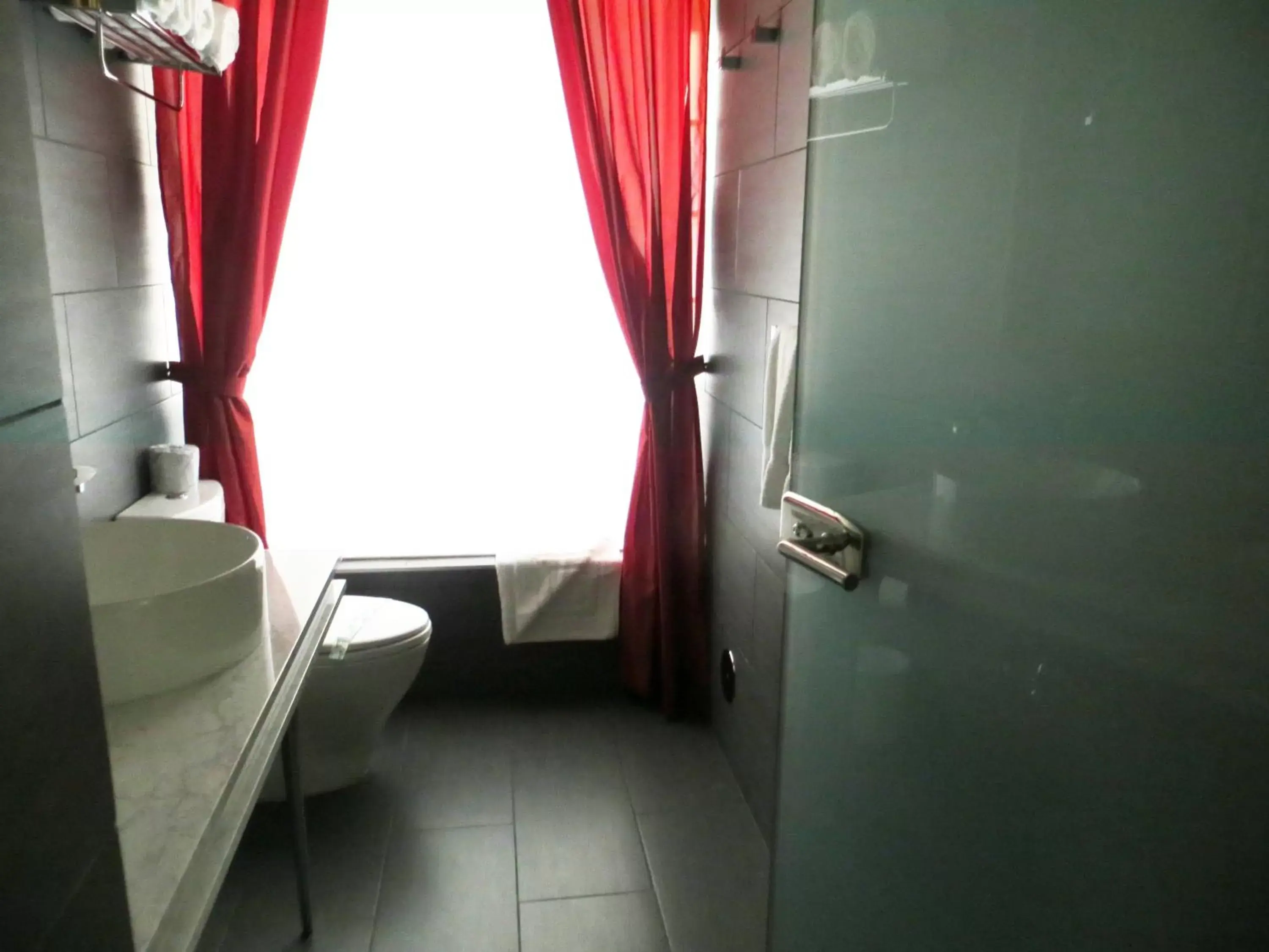 Bathroom in Leslie Hotel Ocean Drive
