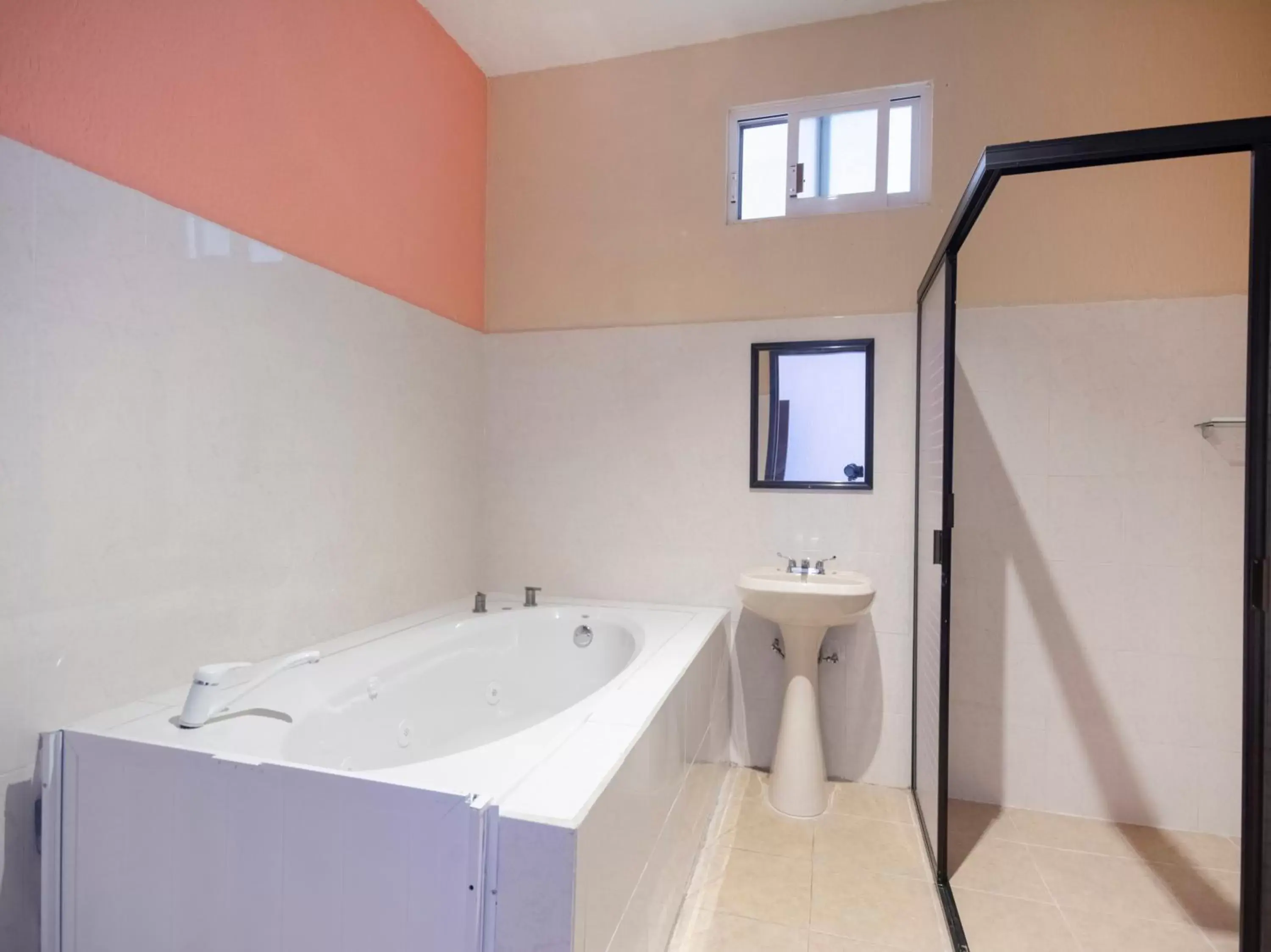 Hot Tub, Bathroom in Hotel Spa Shalam