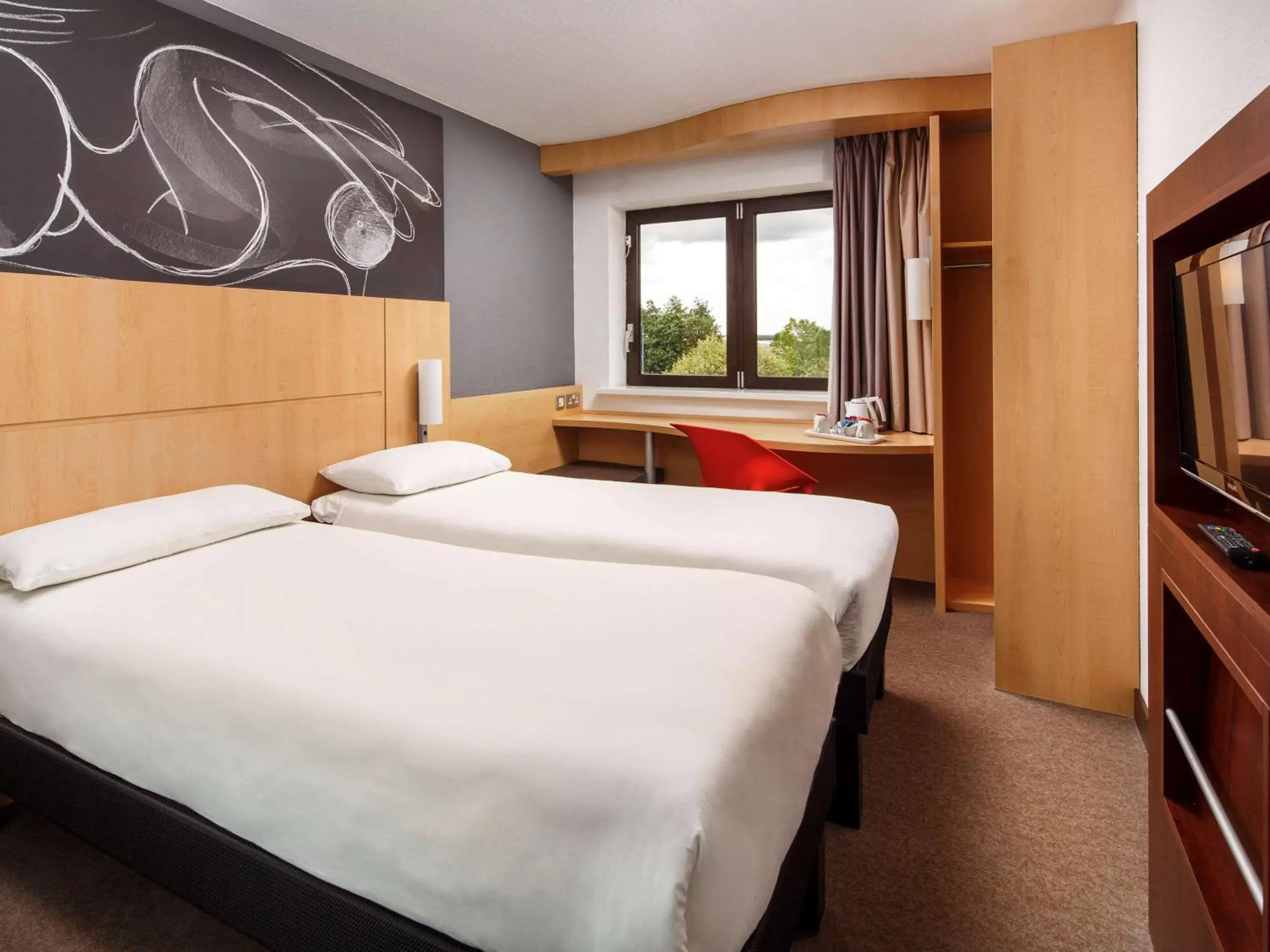 Photo of the whole room, Bed in ibis Southampton