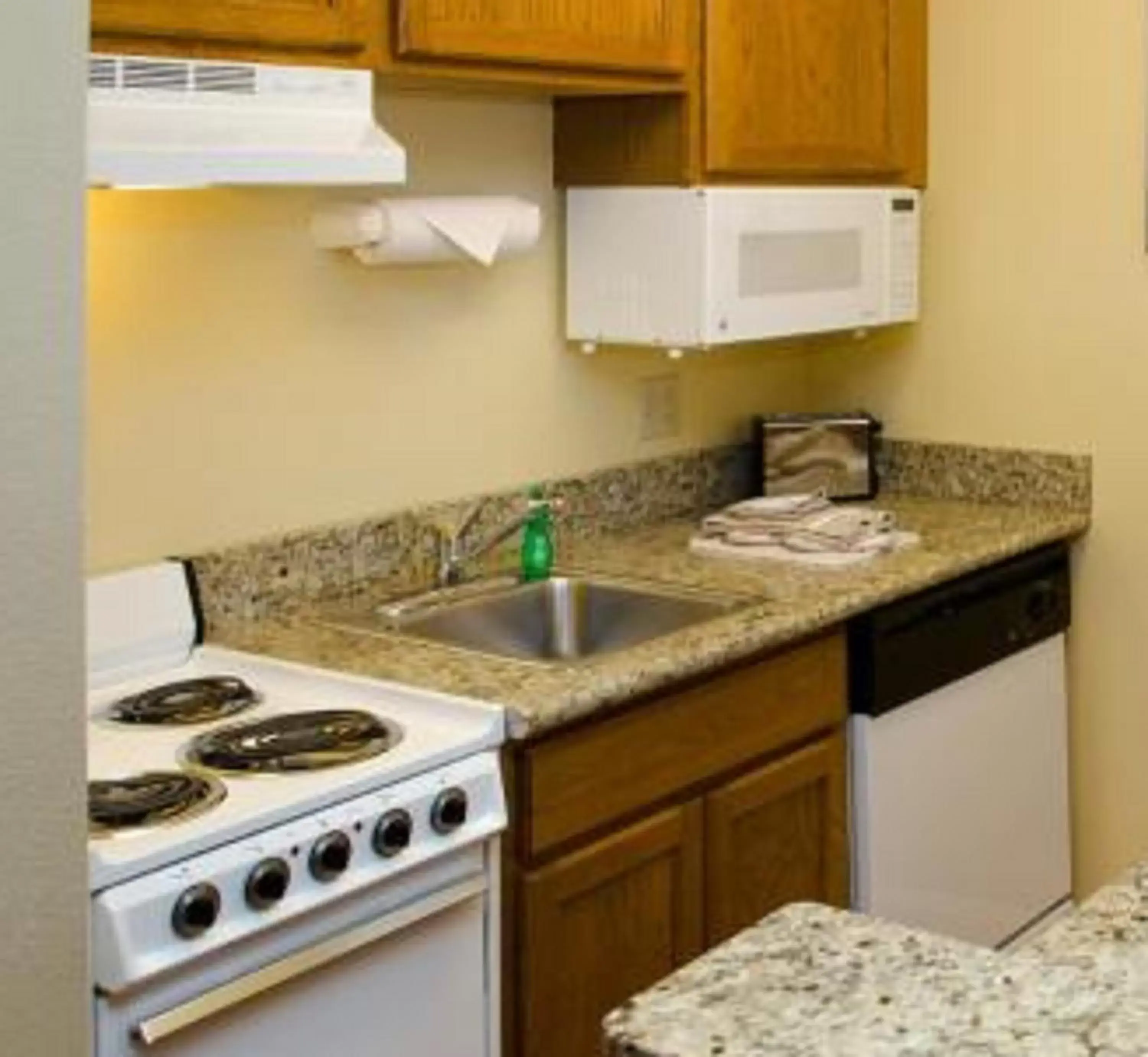 Kitchen or kitchenette, Kitchen/Kitchenette in Extended Stay America Suites - St Louis - Fenton