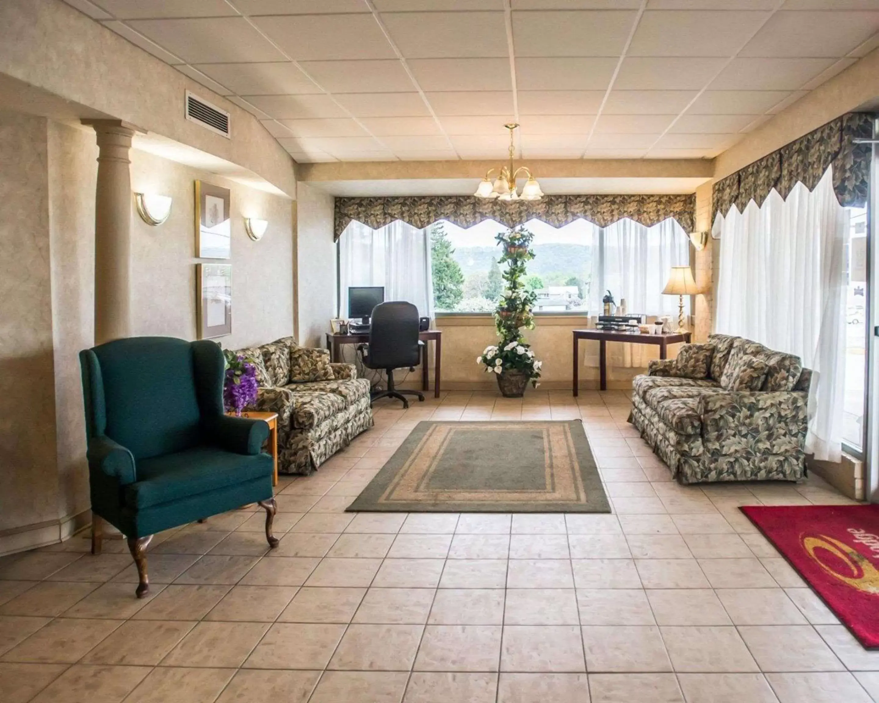Lobby or reception, Seating Area in Econo Lodge Inn & Suites Shamokin Dam - Selinsgrove