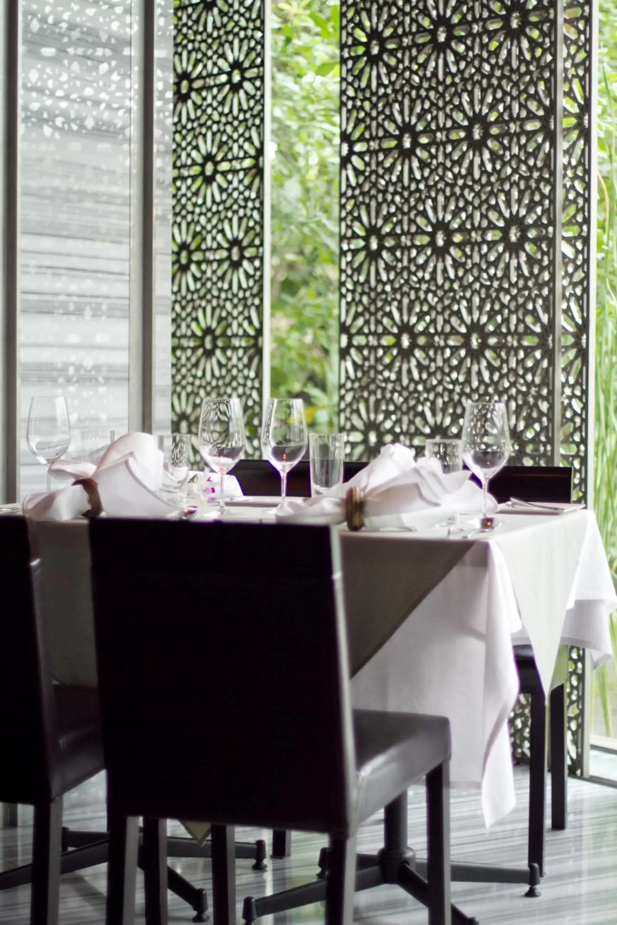 Restaurant/Places to Eat in Maduzi Hotel, Bangkok - Asoke