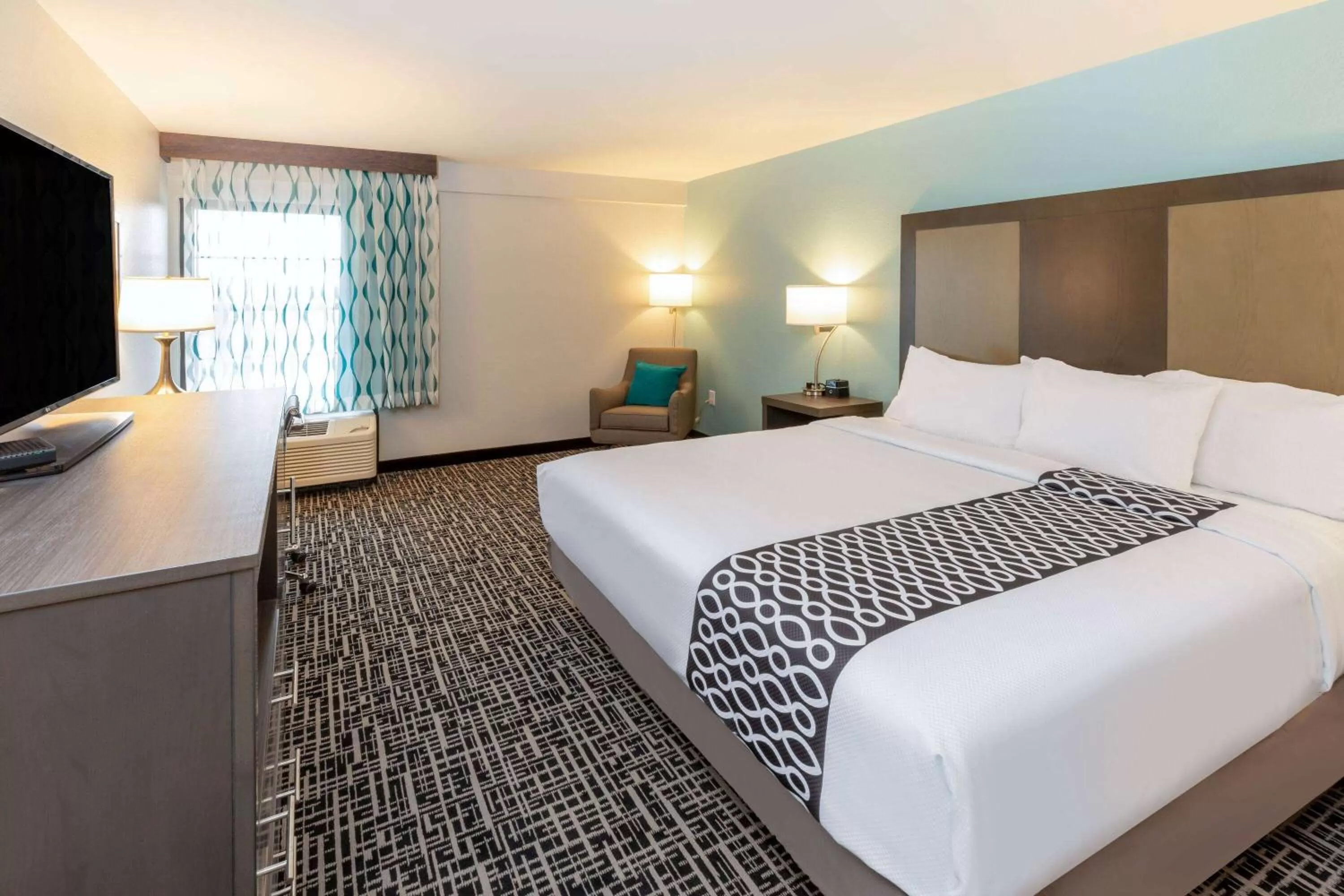 Photo of the whole room, Bed in La Quinta by Wyndham Jonesboro