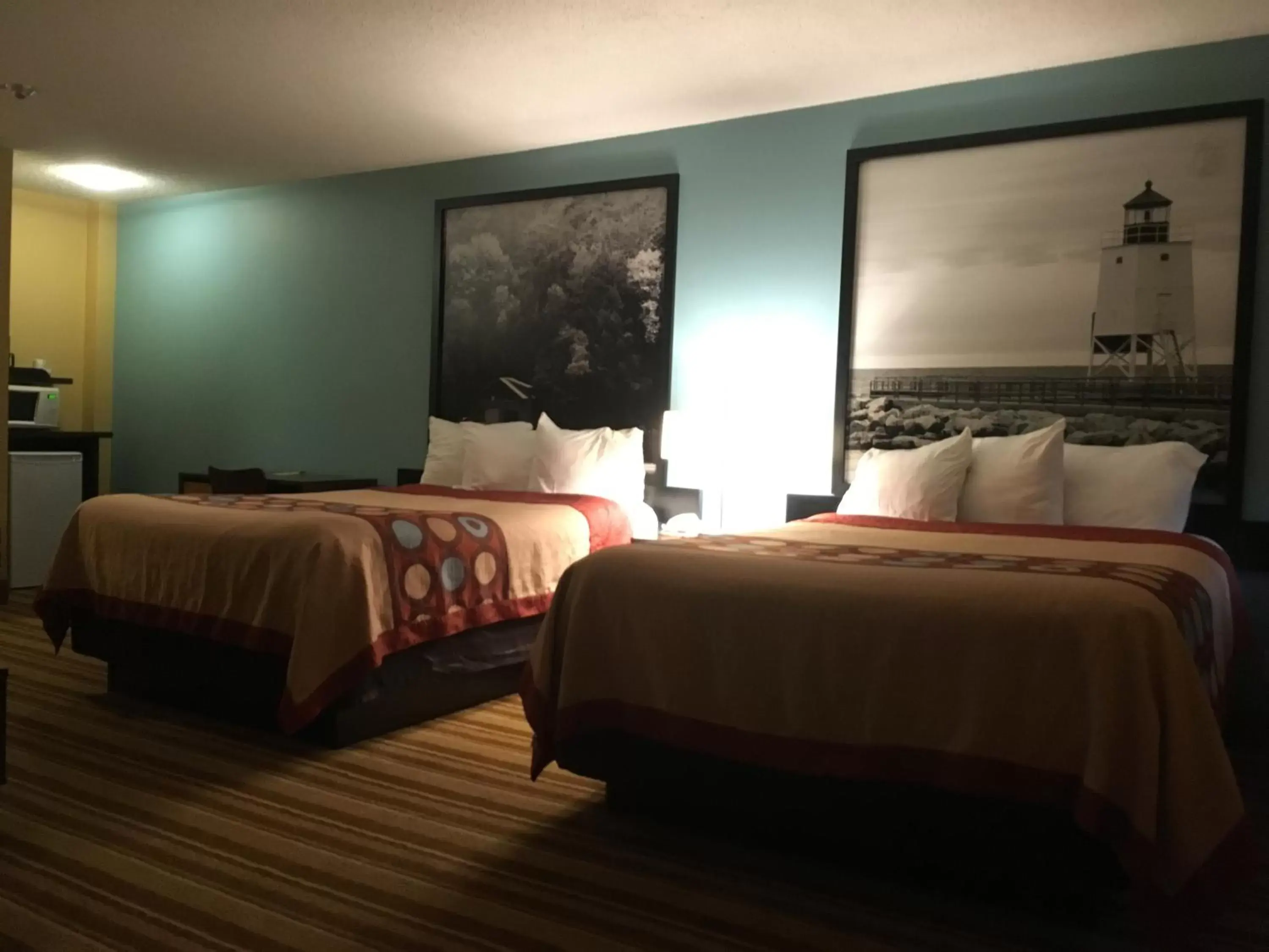 Photo of the whole room, Bed in Super 8 by Wyndham Thunder Bay