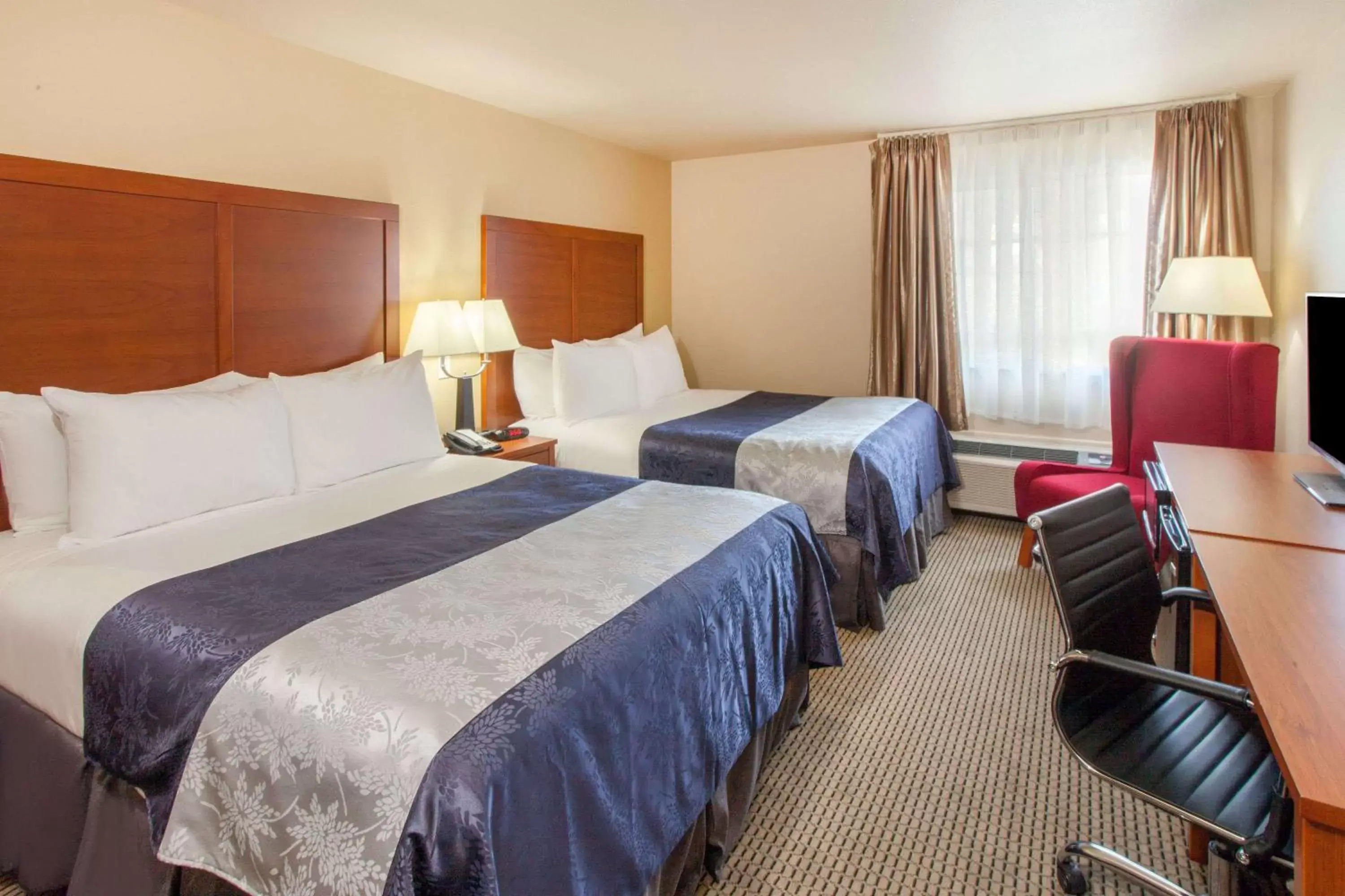 Photo of the whole room, Bed in Baymont by Wyndham Grand Forks