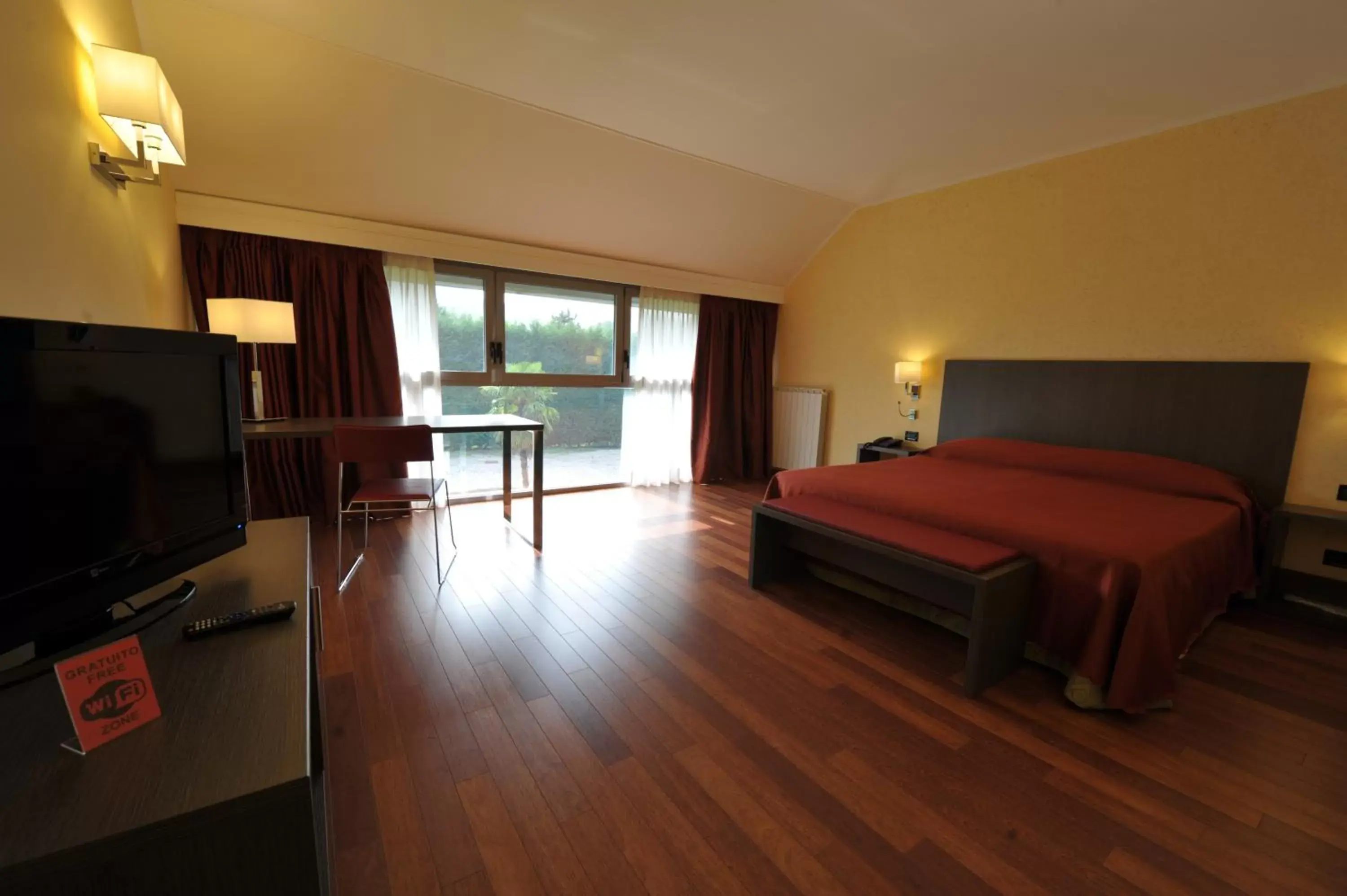 Bedroom, TV/Entertainment Center in Parco Hotel Sassi