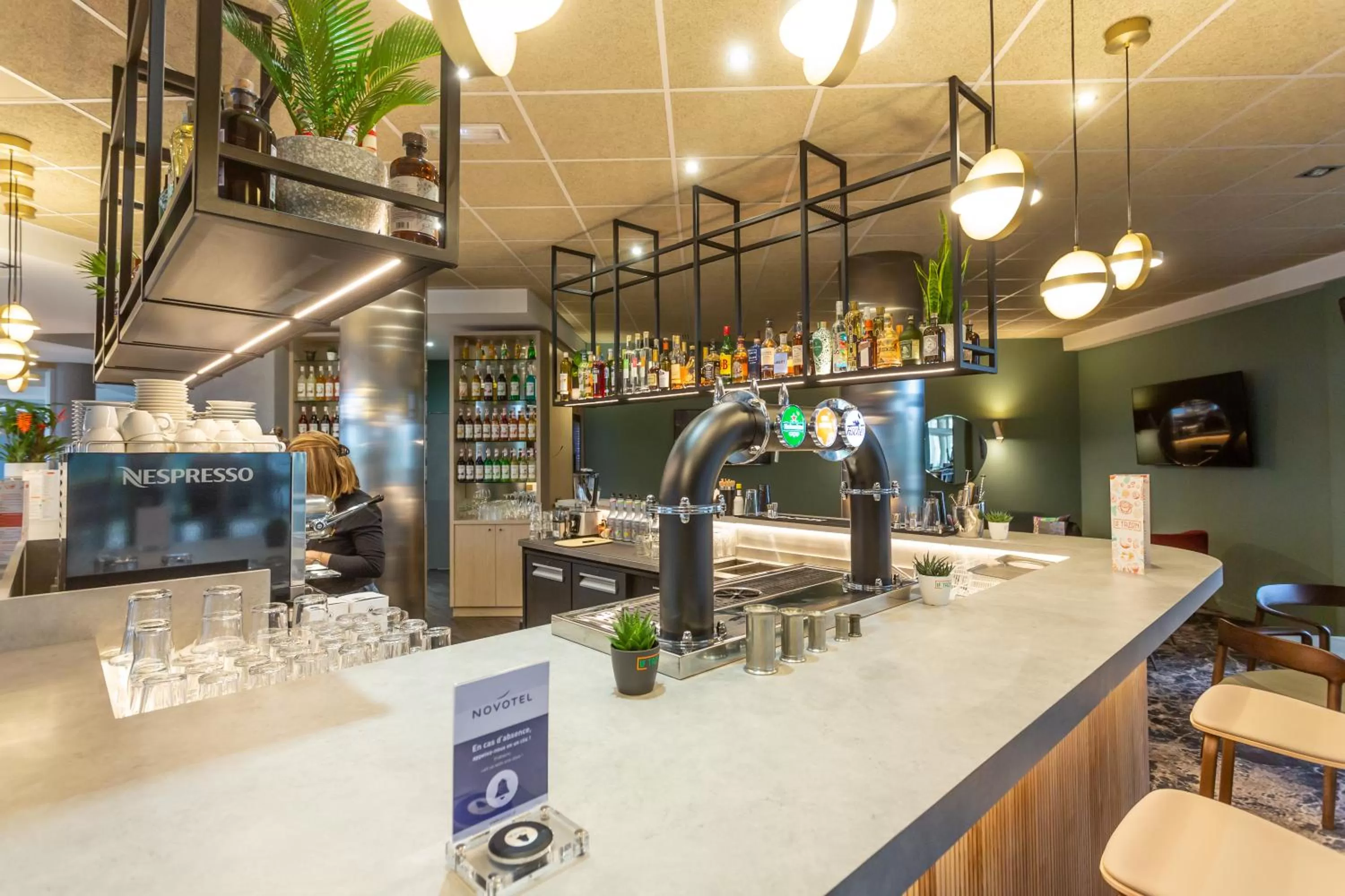 Lounge or bar in Novotel Bourges