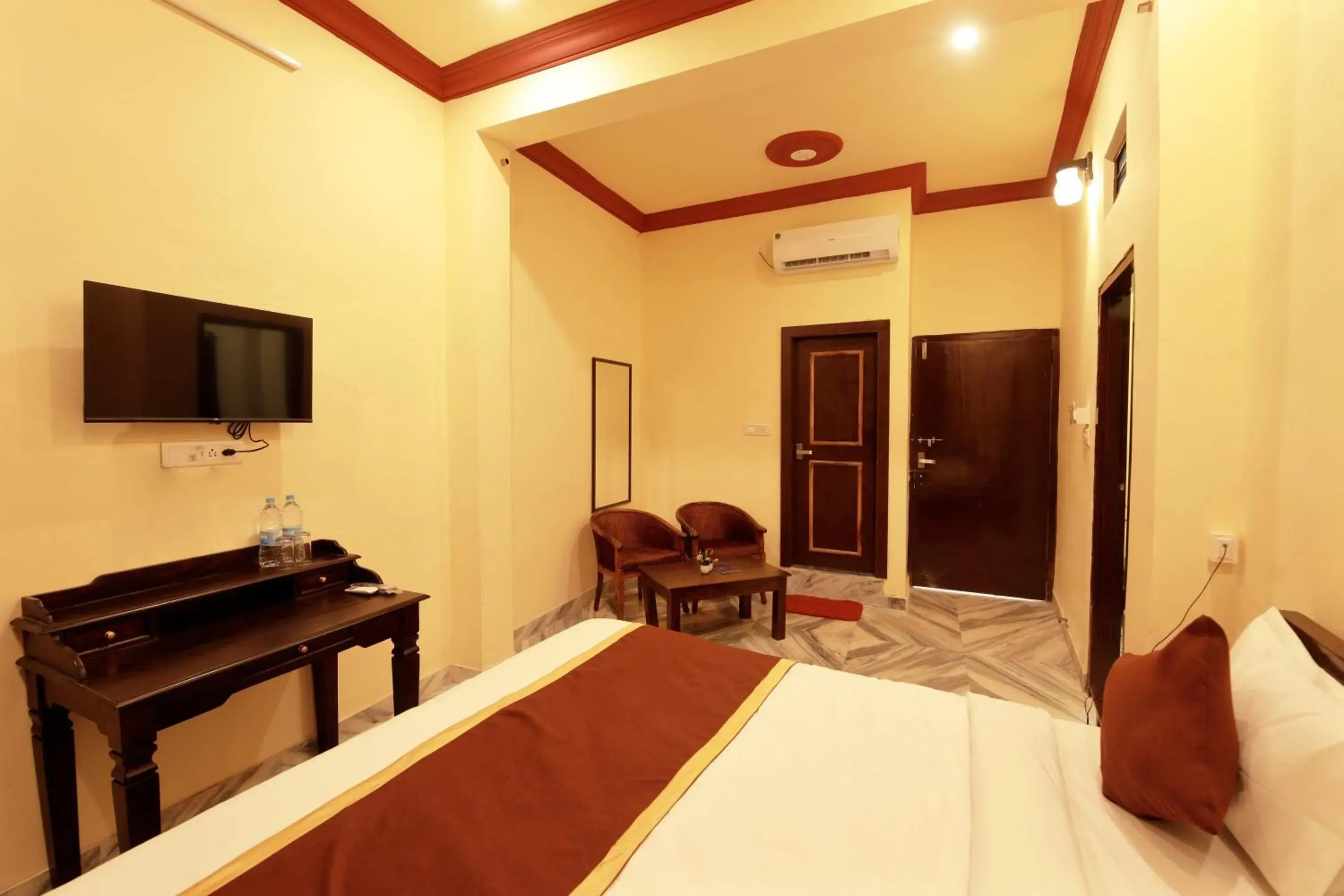 Bed, TV/Entertainment Center in The Kanchangarh Resort