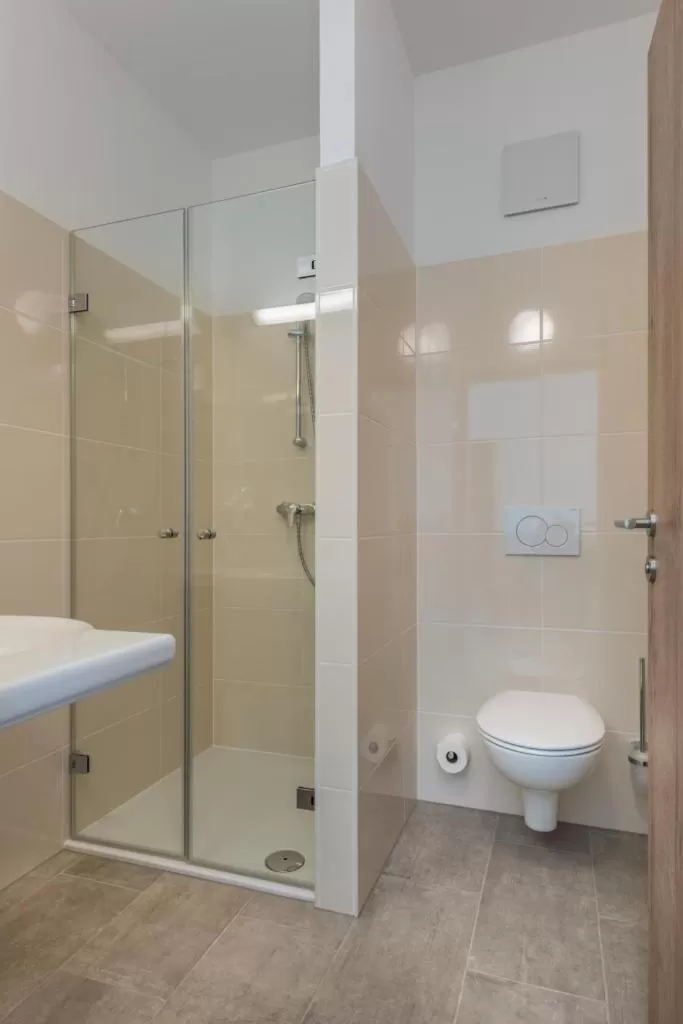 Shower in Sleepin Premium Motel Loosdorf