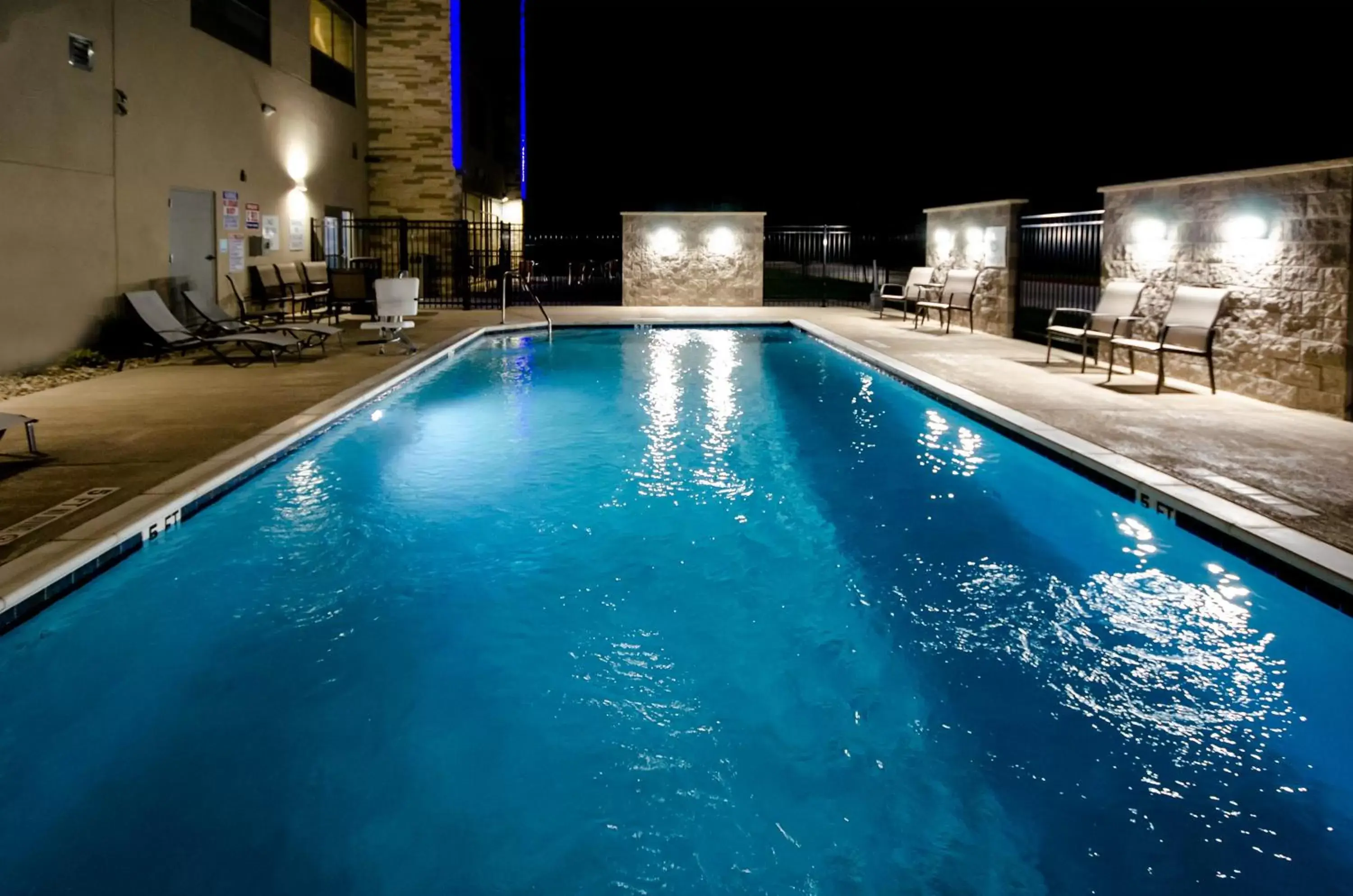, Swimming Pool in Holiday Inn Express & Suites Taylor, an IHG Hotel