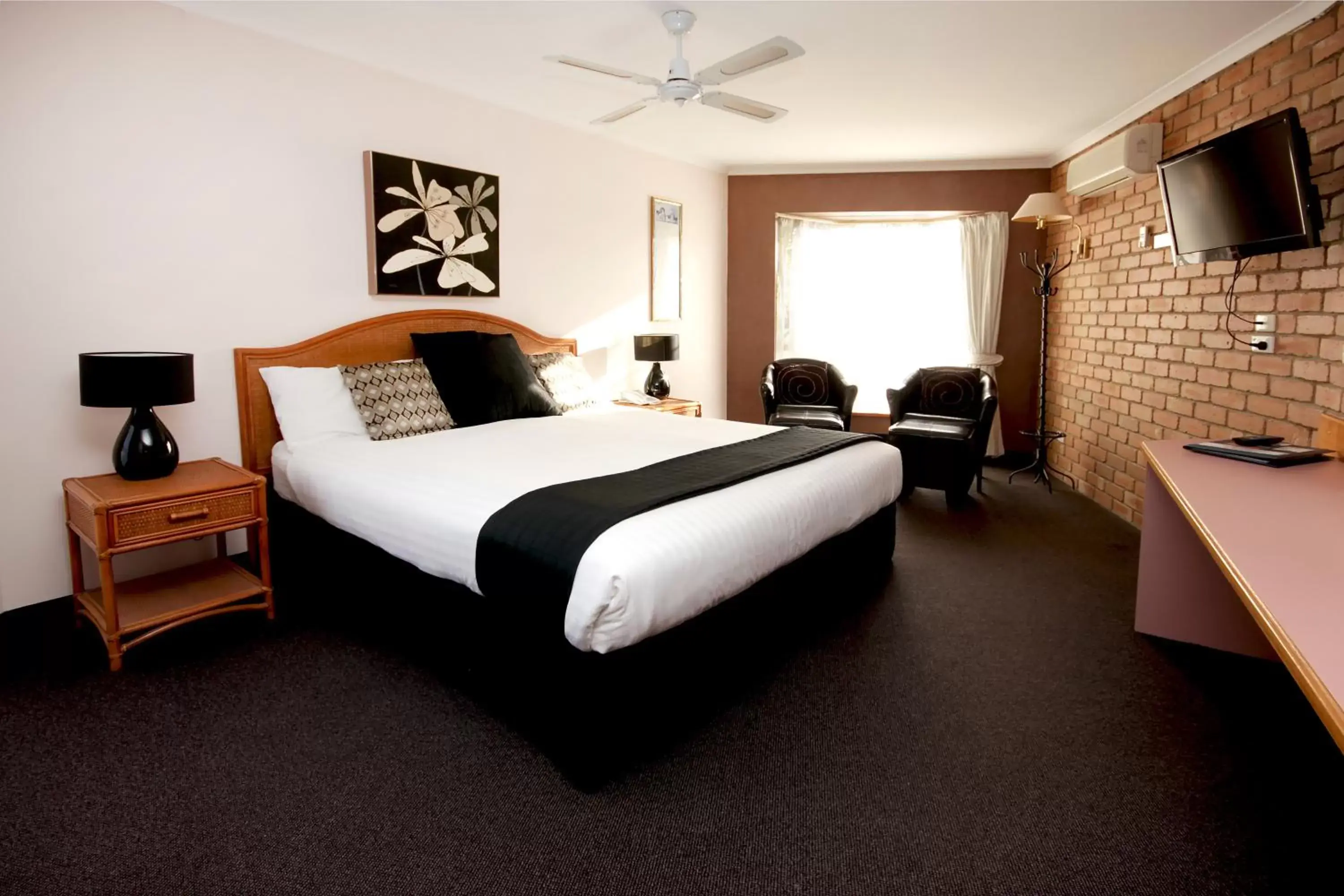 Bed in Sapphire Waters Motor Inn