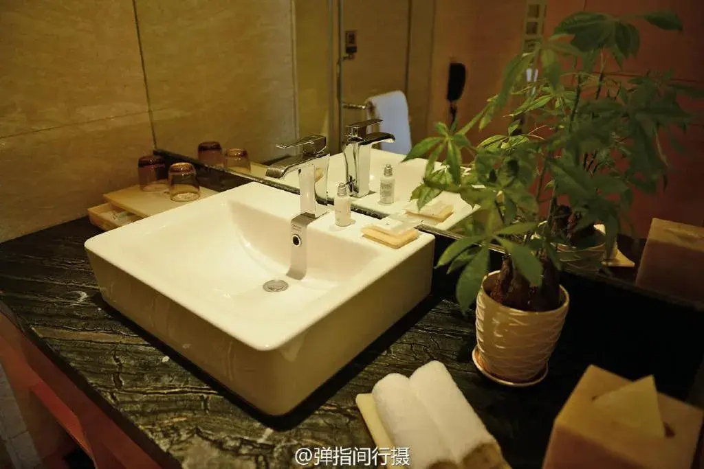 Bathroom in Felton Gloria Grand Hotel Chengdu