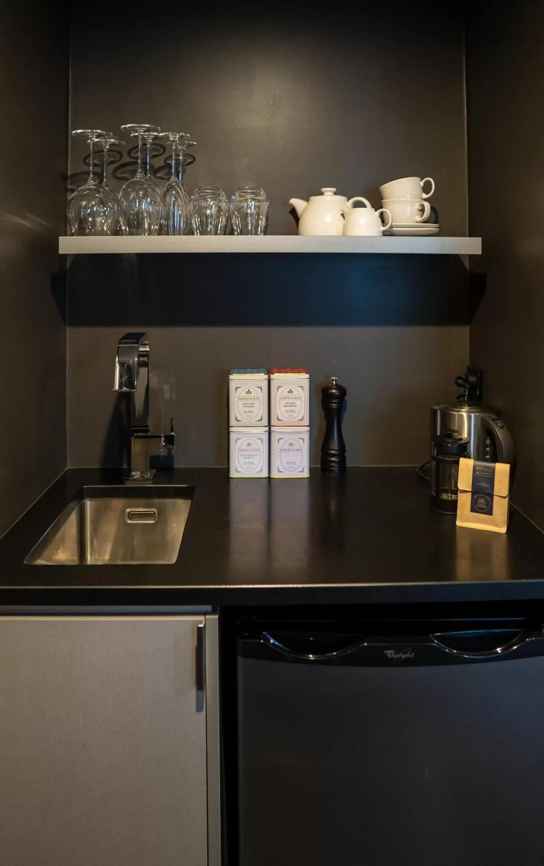 Coffee/tea facilities, Kitchen/Kitchenette in Hotel Montreal