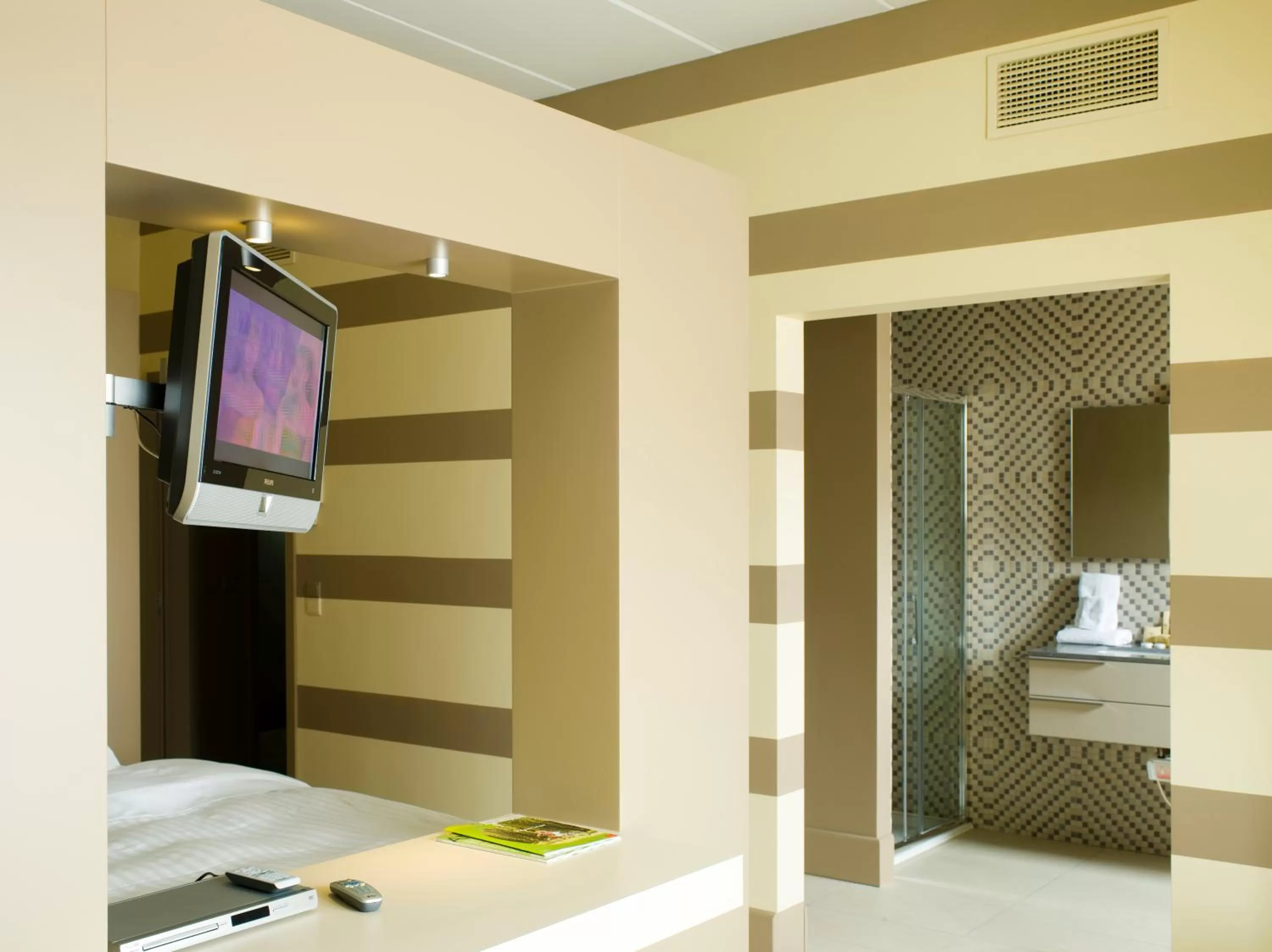 Bathroom, Bed in Hotel Recour